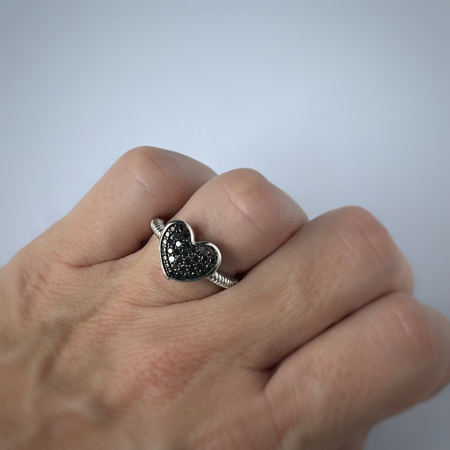 Anillo de plata con corazón de diamantes negros 0.20ctw