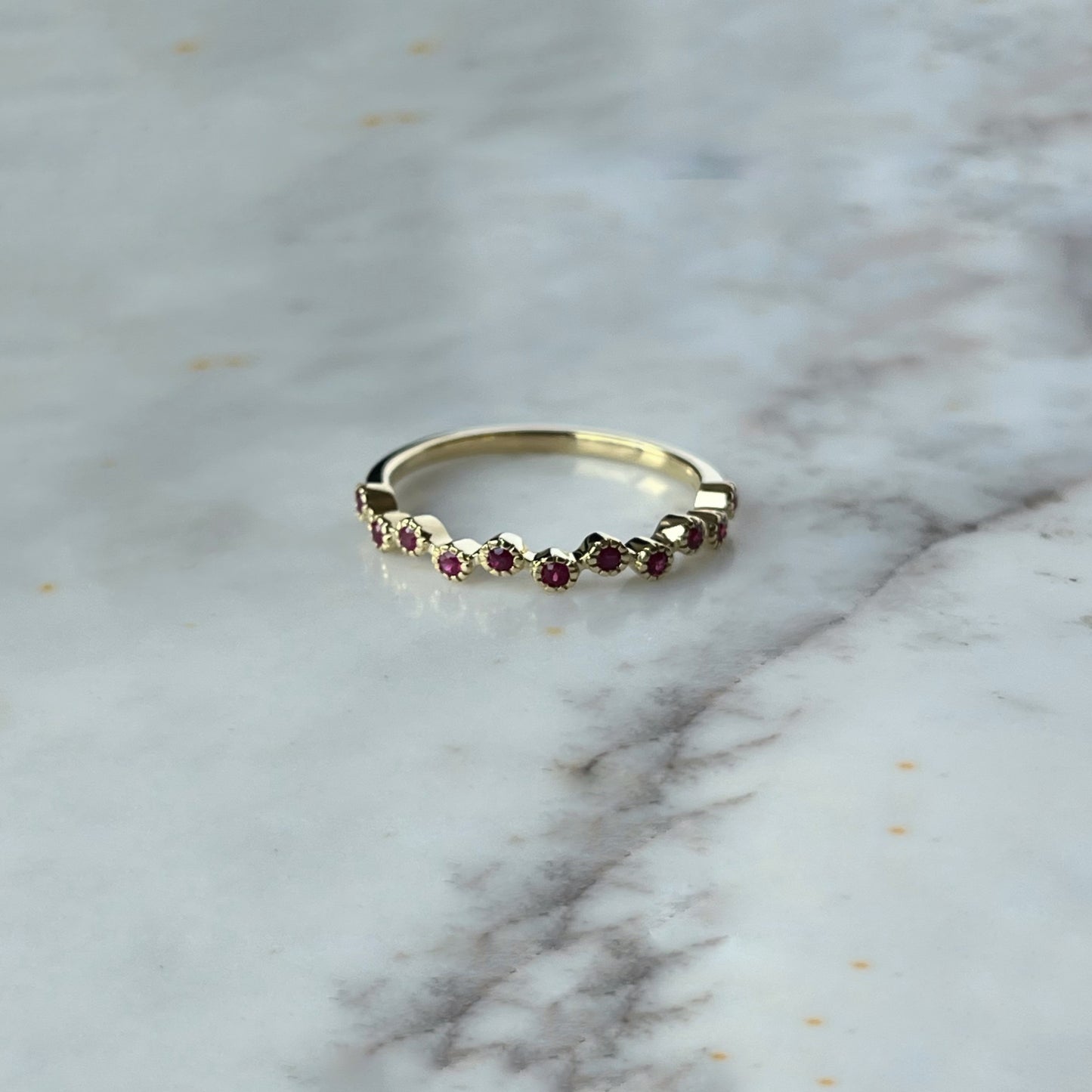 Anillos en oro amarillo 10k con rubíes mini biseladas