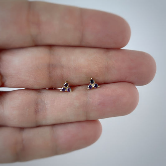 Aretes tres circonitas de color morado en oro amarillo de 14k con tope rosca