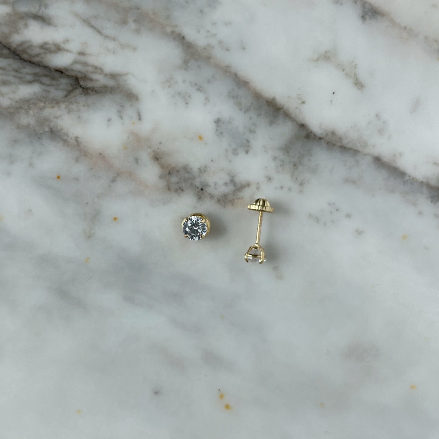 Aretes en oro amarillo 18k con circones de 4mm con broche rosca