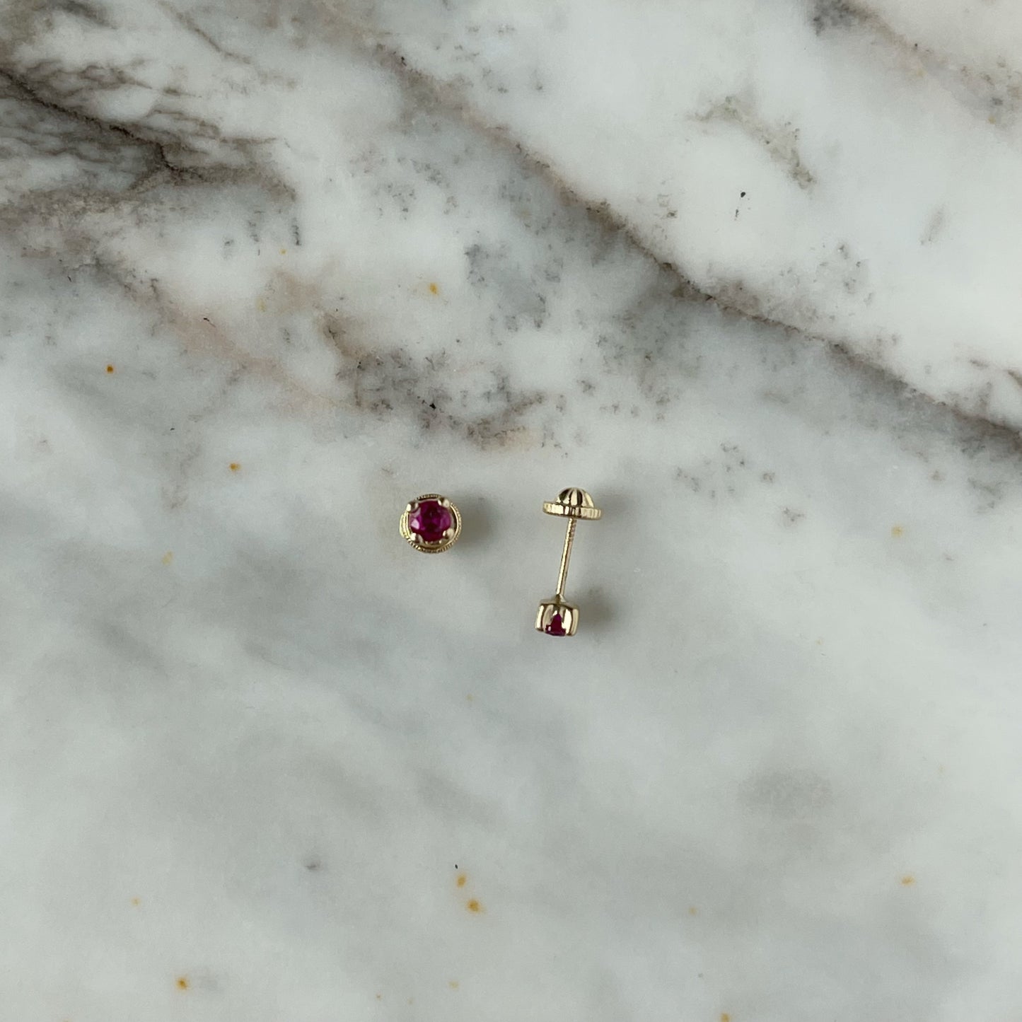 Aretes en oro amarillo 14k con circonita roja con broche rosca