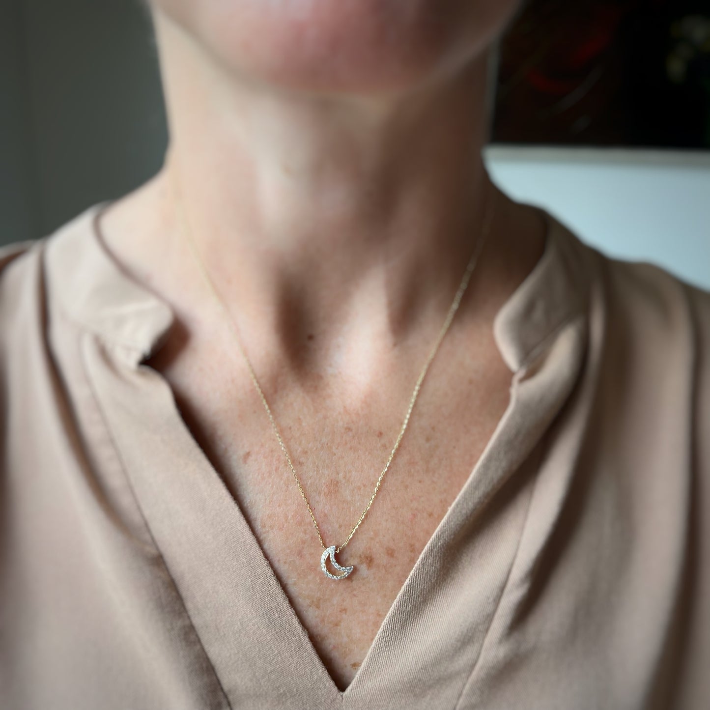 Collar en oro amarillo 14k con luna delineada de diamantes 0.15ctw