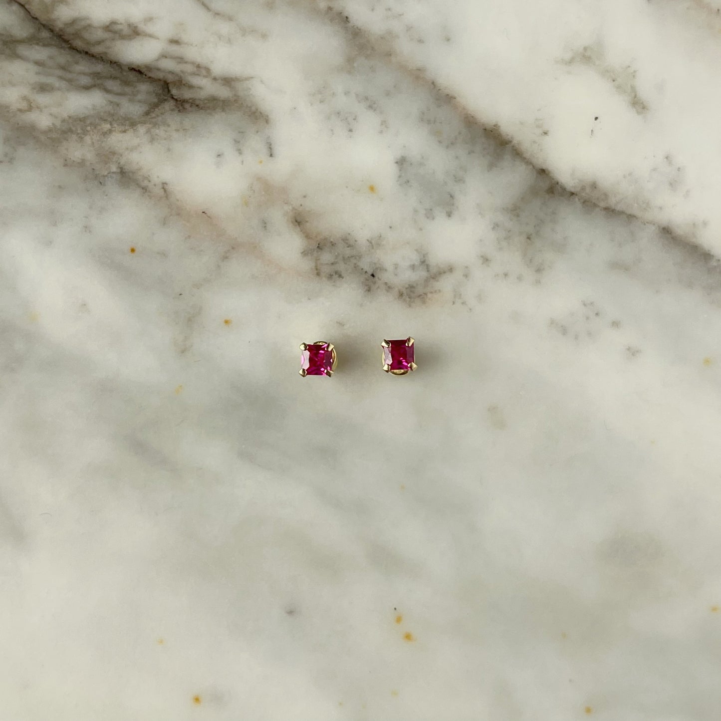 Aretes en oro amarillo 14k circones cuadrados de 3mm rojo con broche rosca