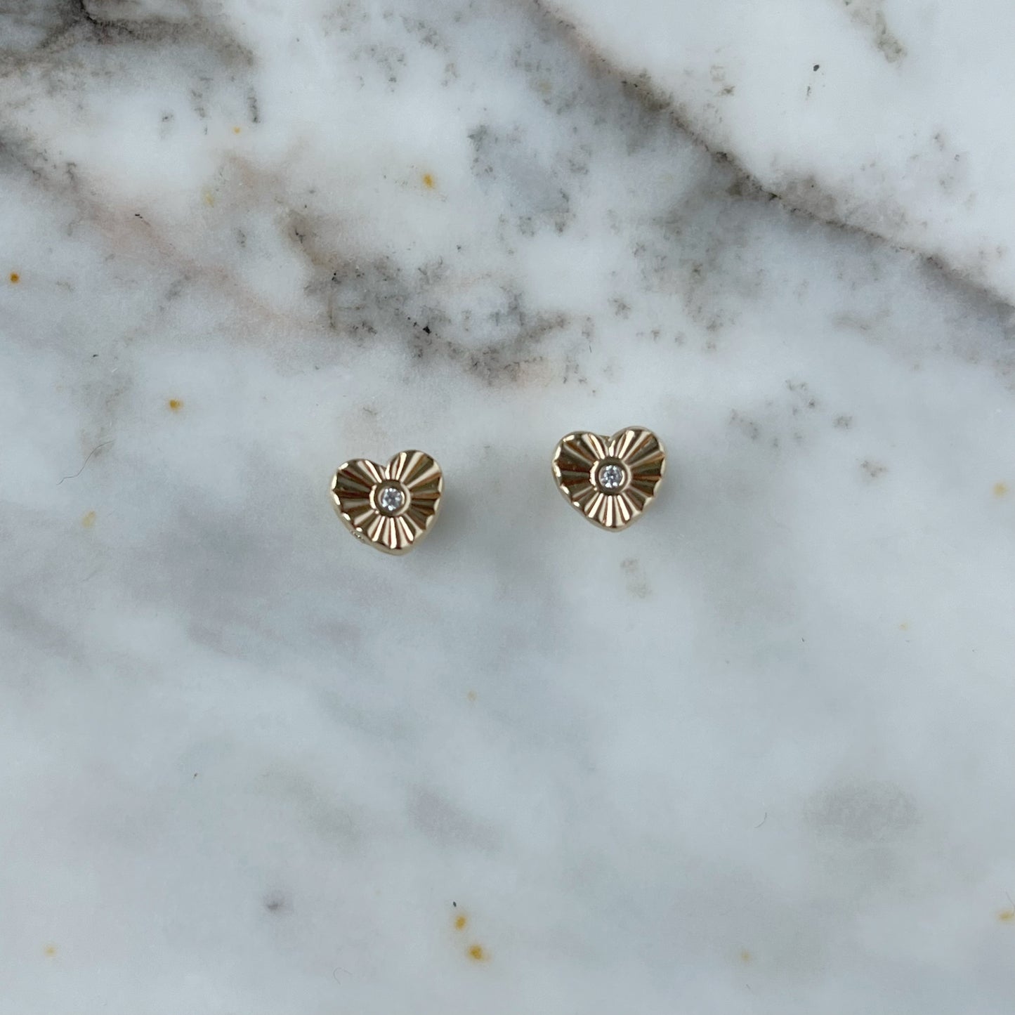 Aretes en oro amarillo 14k con corazón con rayos con broche rosca