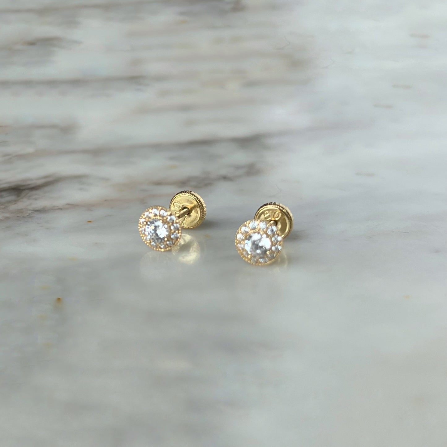 Aretes en oro amarillo 18k circonita blanca con halo de circonitas con broche rosca