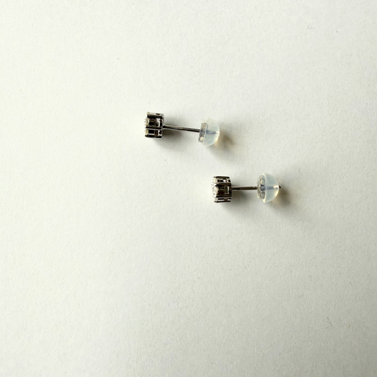 Aretes tipo cluster en oro blanco de 10K con diamantes 0.25ctw