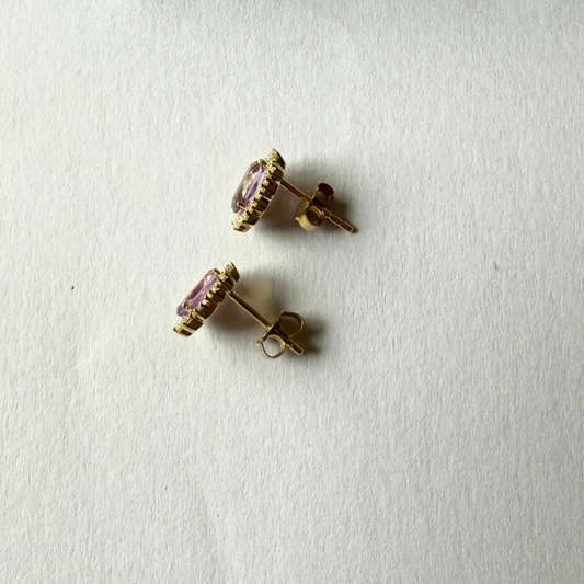 Aretes en oro amarillo 10k con amatistas ovaladas y halo de diamantes 0.35ctw