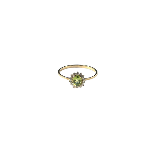 Anillo en oro amarillo 10k con peridot y halo de diamantes 0.11 ctw