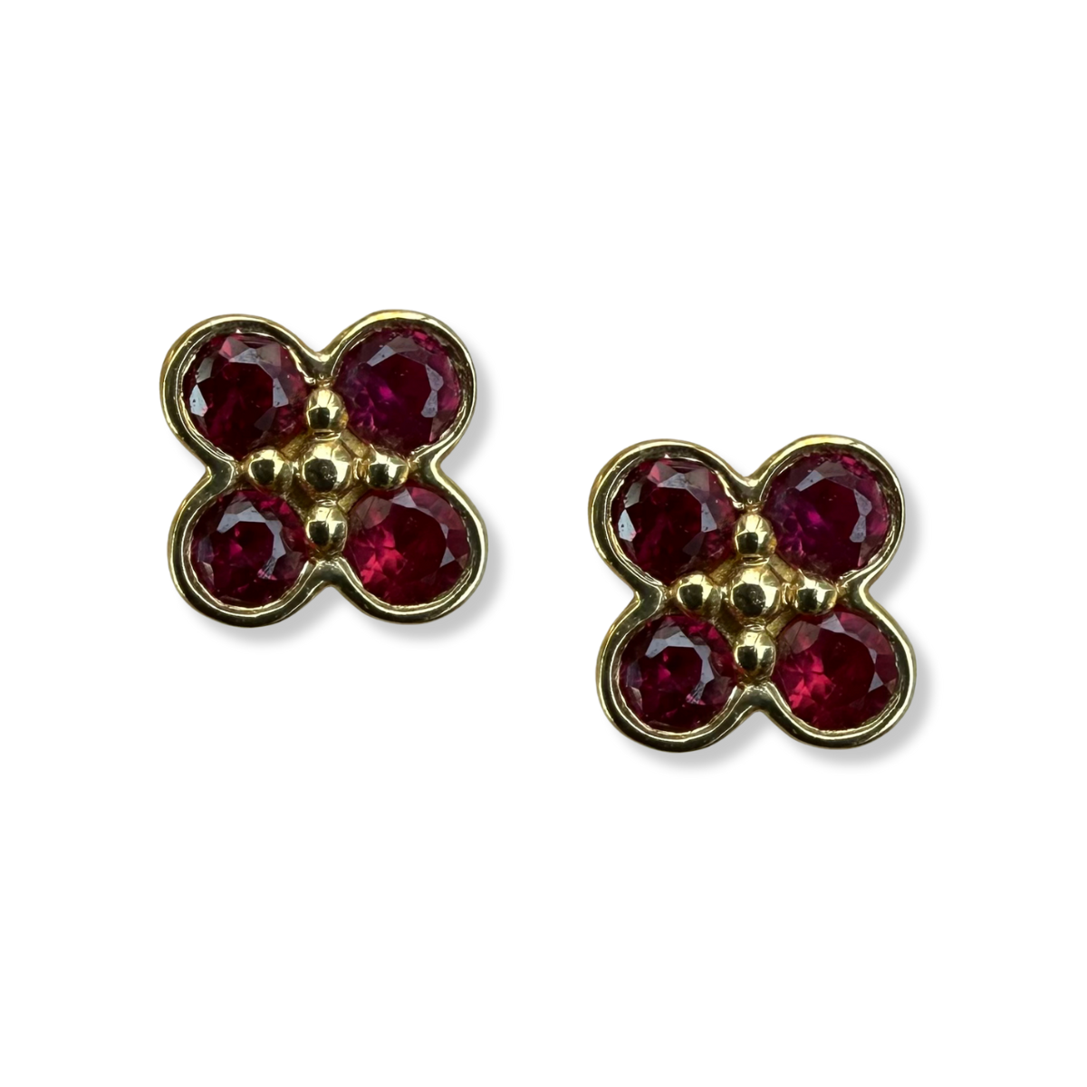 Aretes en oro amarillo 10k con flor de rubíes y biseladas y broche a rosca