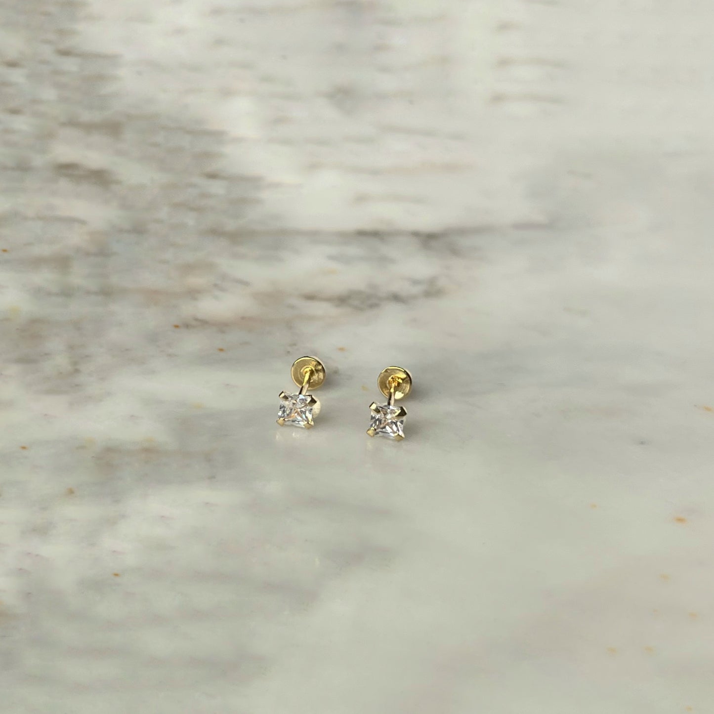 Aretes en oro amarillo 14k circones cuadrados de 3mm blancos con broche rosca