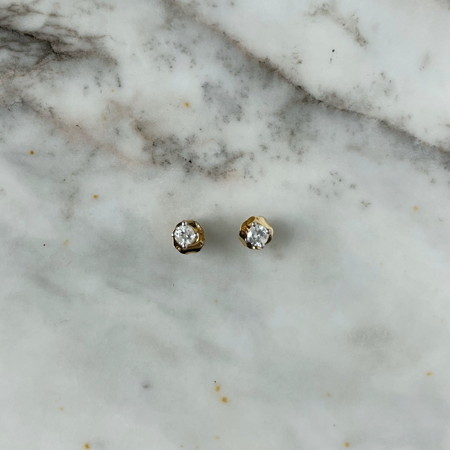 Aretes en oro amarillo 14k con diamante 0.13ctw
