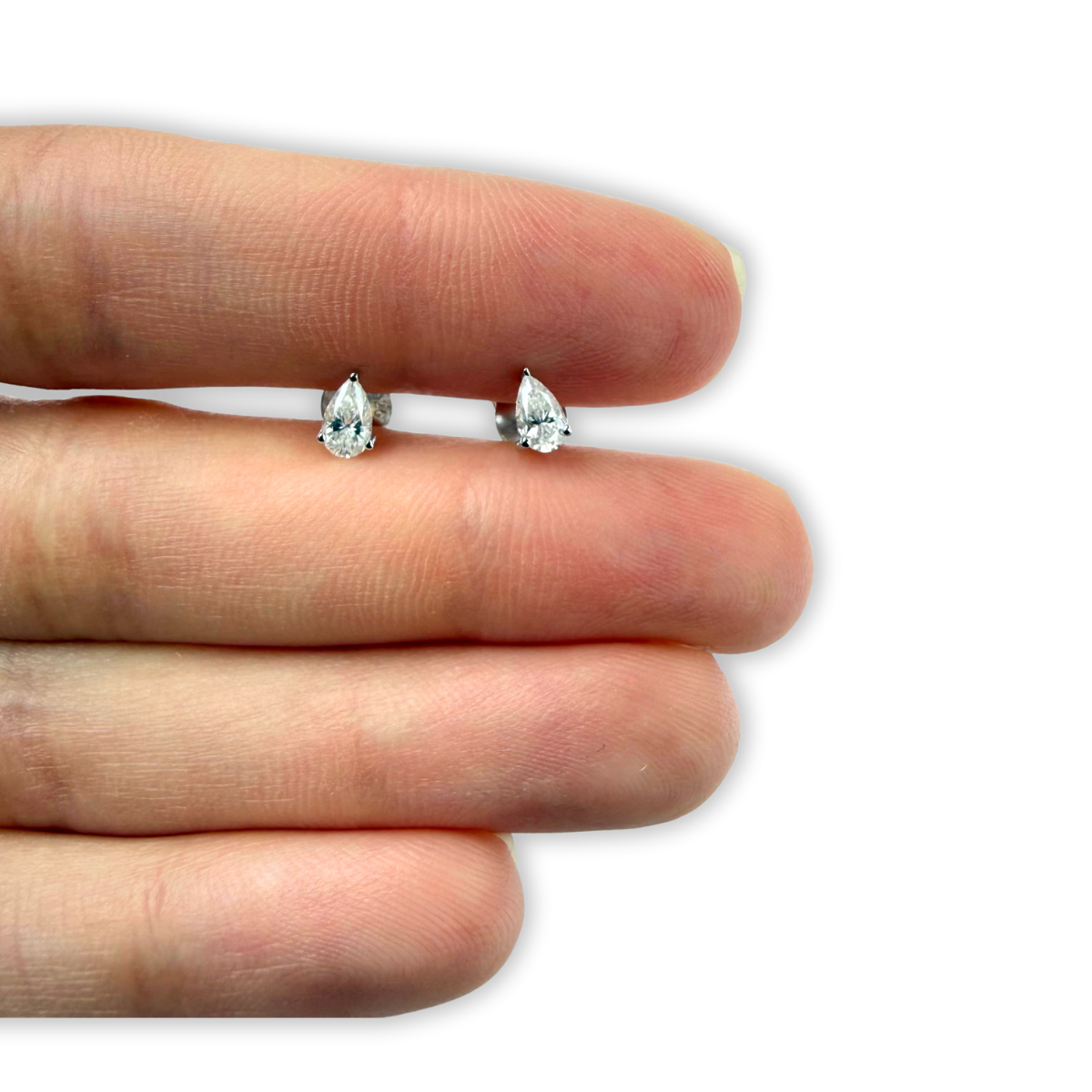 Aretes studs de moissanitas corte pera 0.5ctw en plata