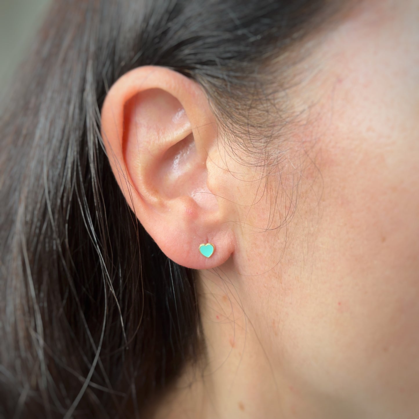 Aretes en oro amarillo 14k con corazones esmaltados verde agua con broche rosca