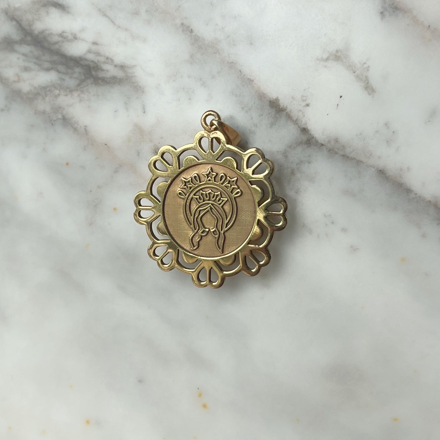 Dije escapulario de virgen repujado en plata con bordado alrededor