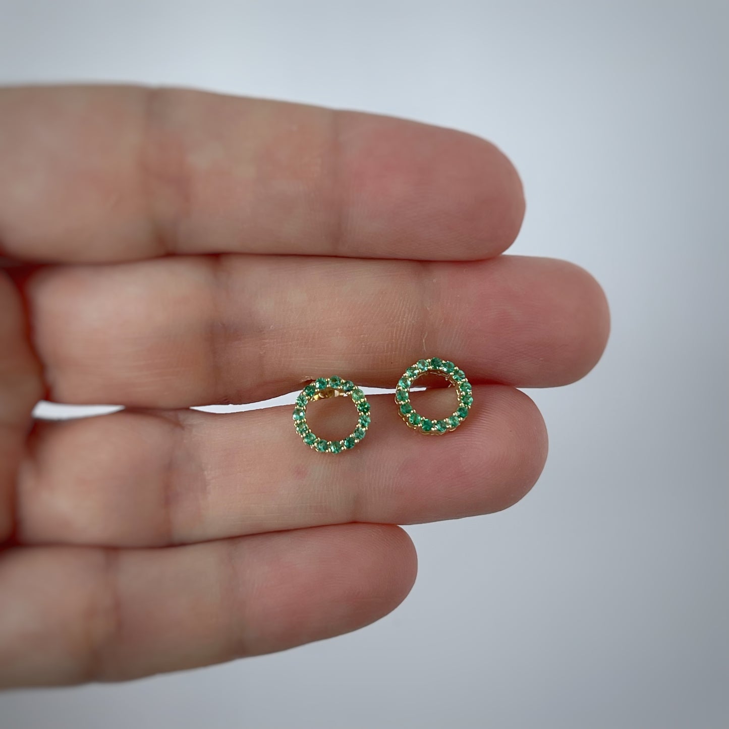 Aretes de círculos de esmeraldas en oro amarillo 10k con tope rosca