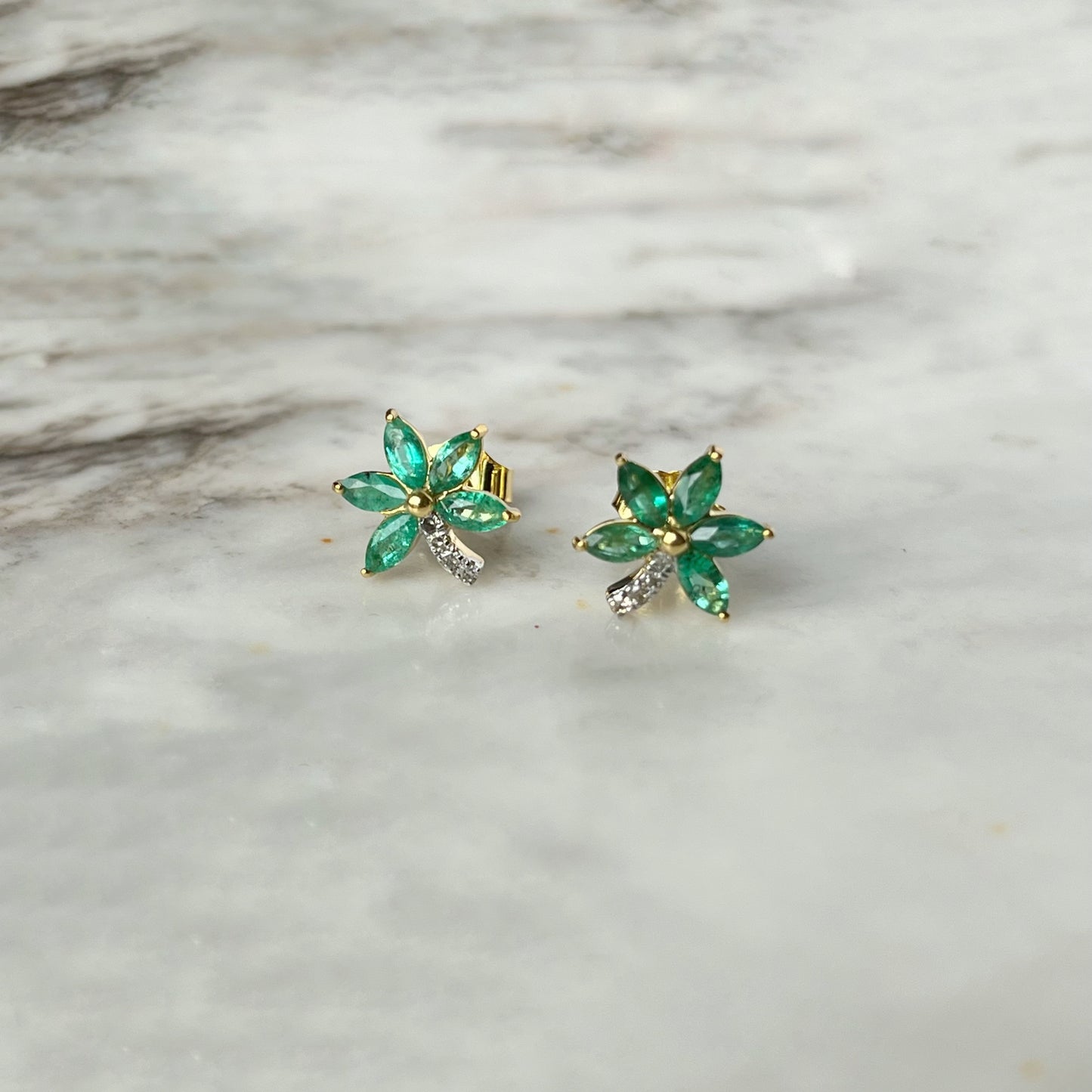 Aretes en oro amarillo 10k con hojitas de esmeralda y diamantes