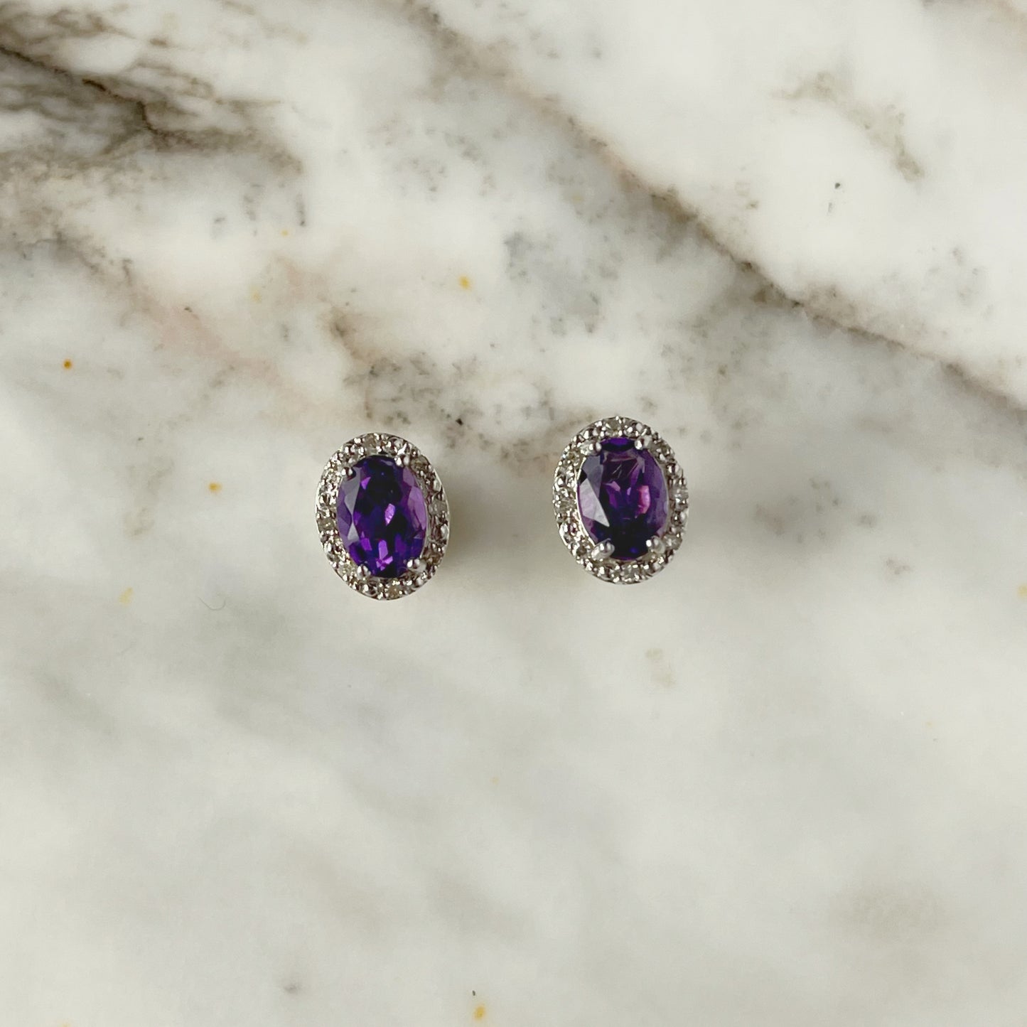 Aretes en oro blanco 14k con amatista ovalado y diamantes 0.10ctw
