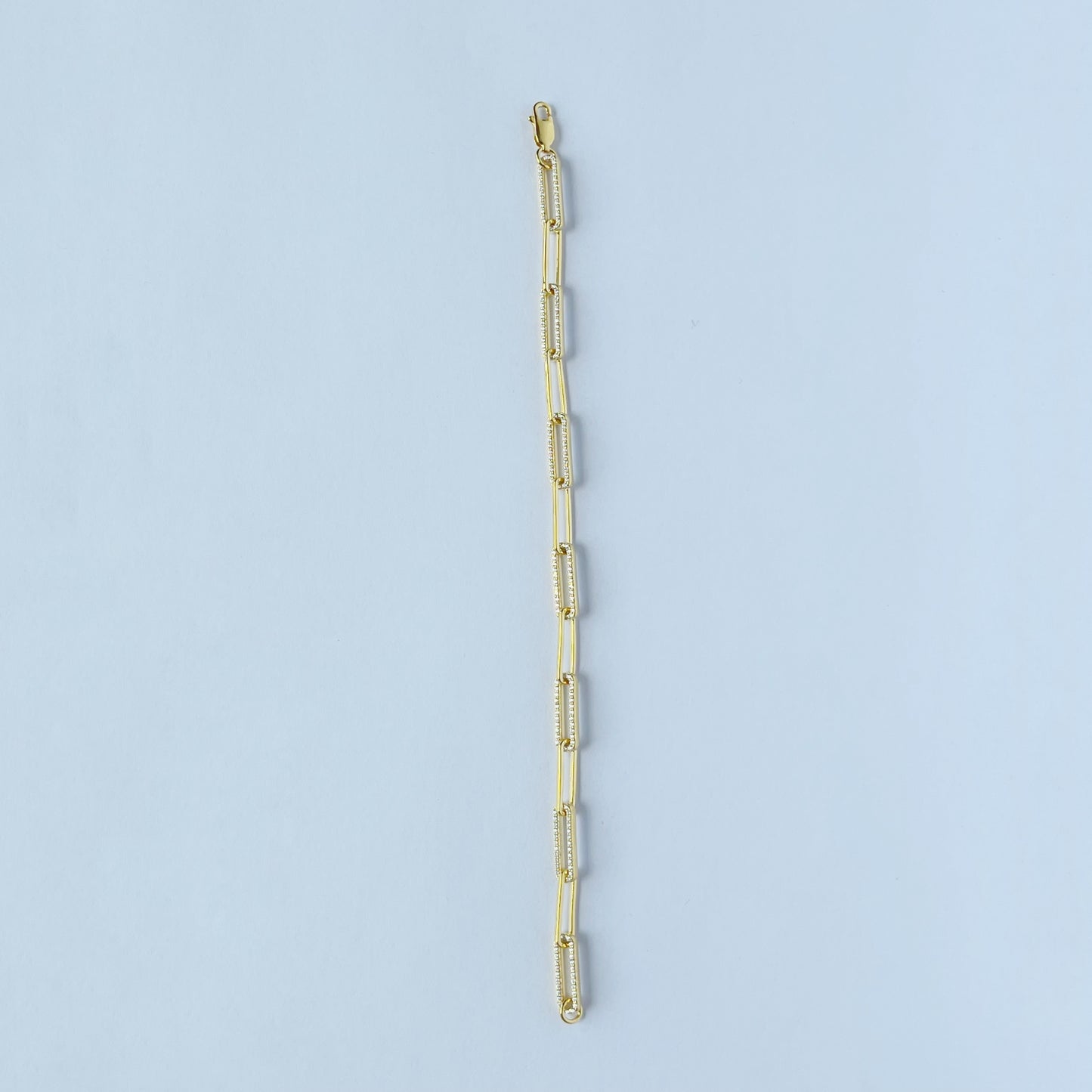 Pulsera de plata Paloma paper clip con circonitas en baño de oro amarillo