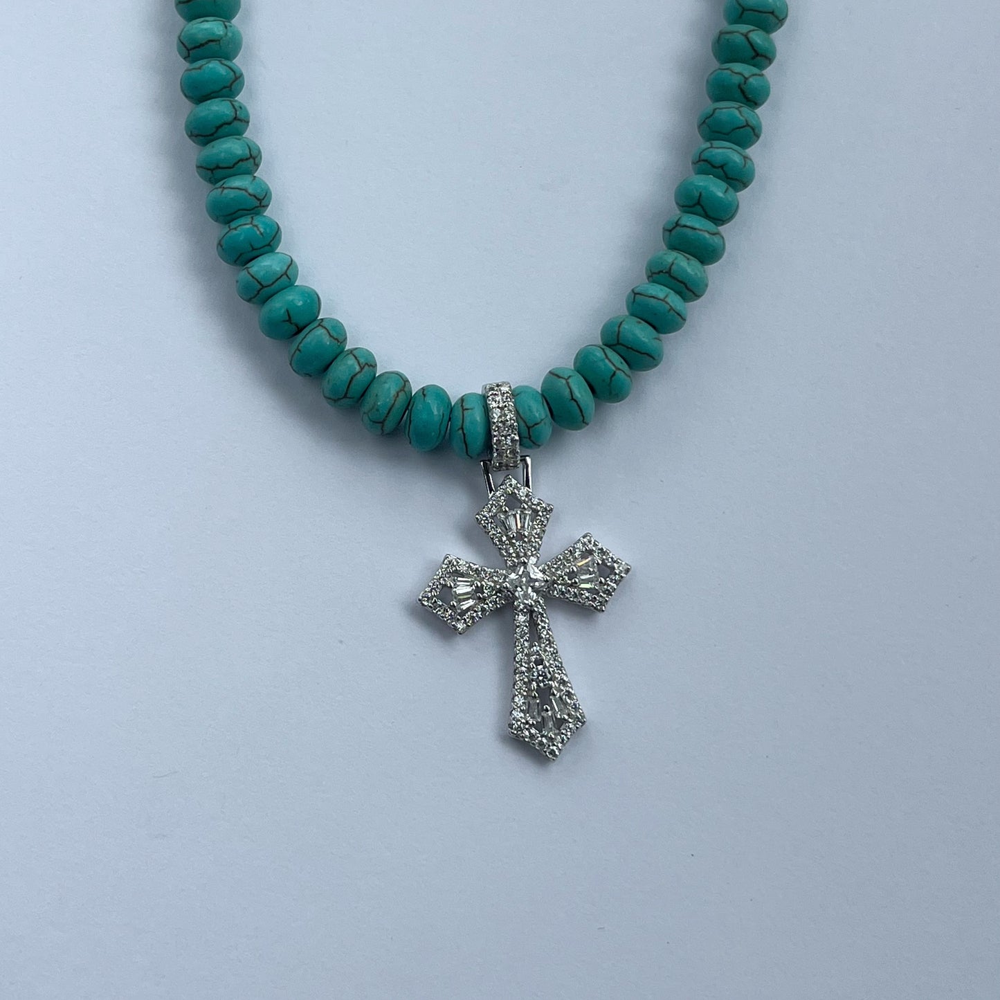 Collar de plata con magnesita turquesa con dije de cruz de plata con zafiros blancos de laboratorio