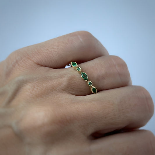 Anillo en oro amarillo 10k con esmeralda, marquesas y redondas