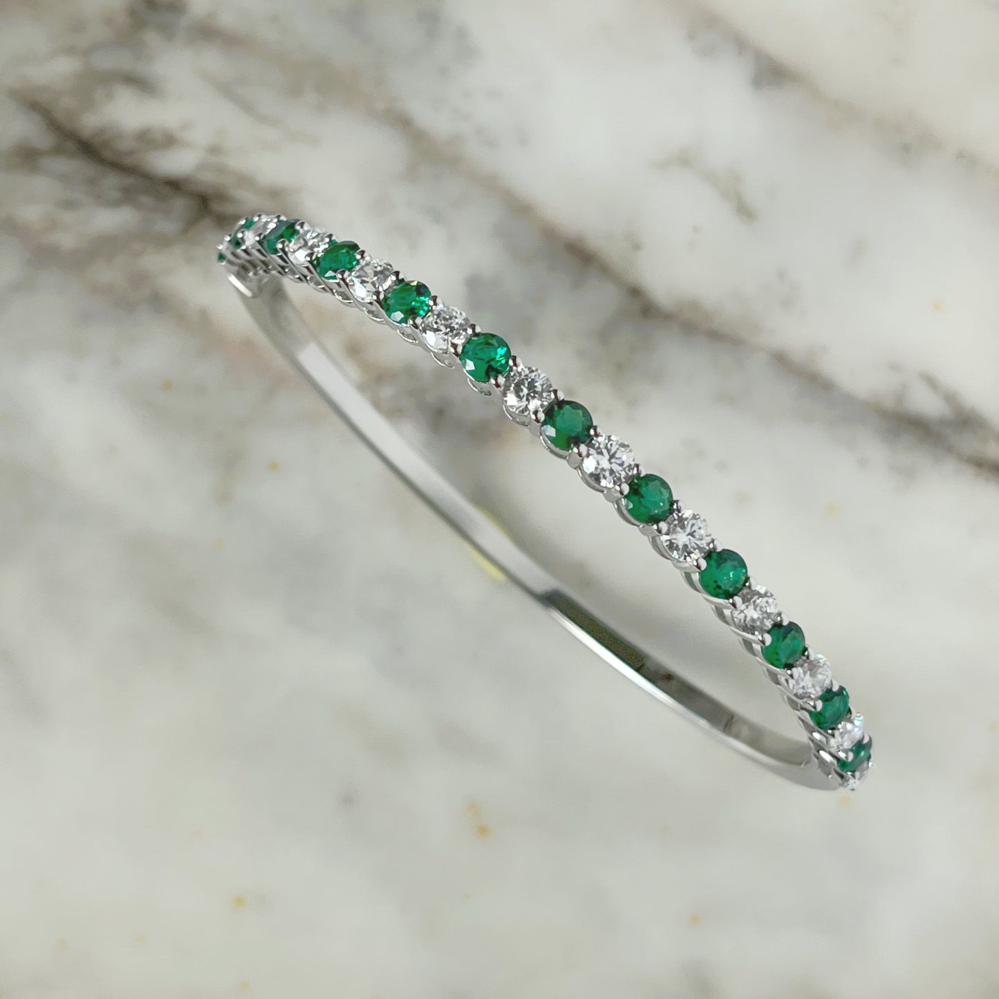 Pulsera dura de plata con baño platino y circonita blancas y verde esmeralda