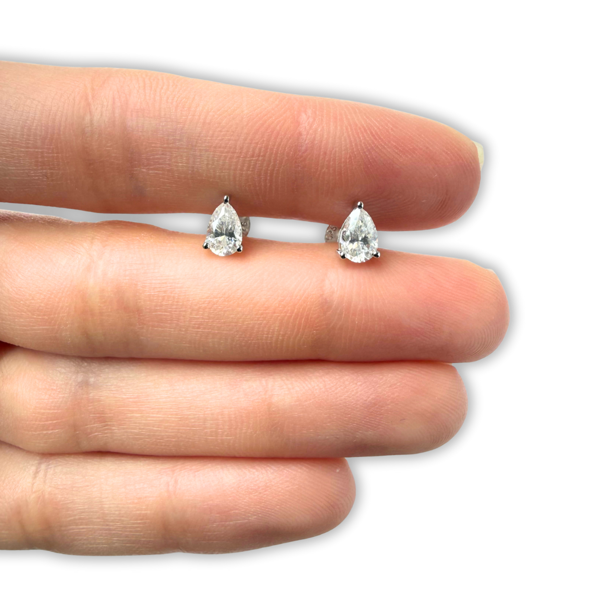 Aretes studs de moissanitas corte pera 1ctw en plata