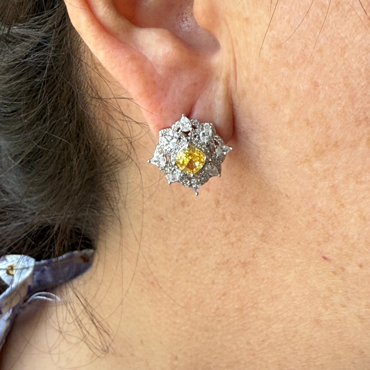 Aretes de plata con baño platino en forma de rombo con circonita amarilla en el centro