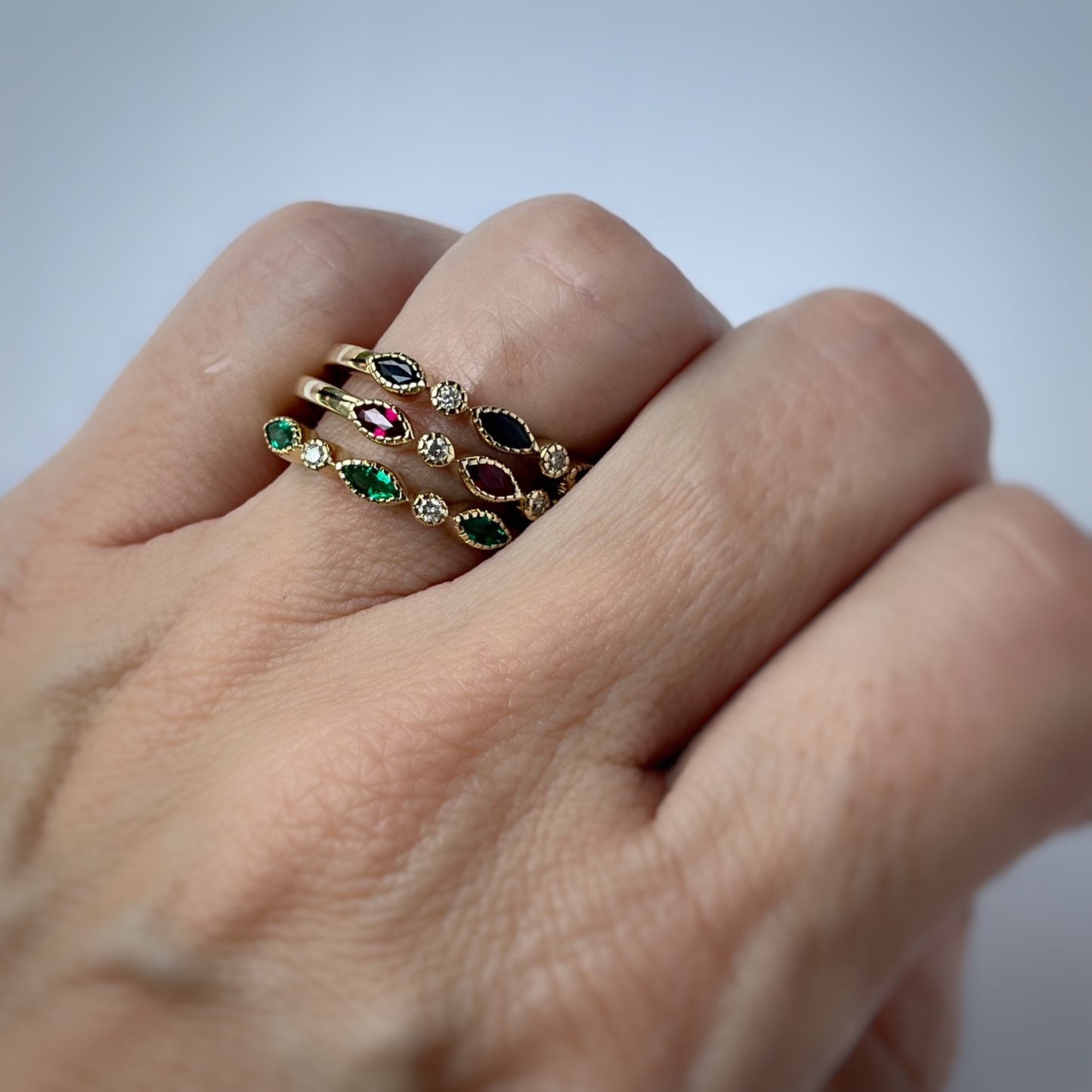 Anillo en oro amarillo 14k con marquesas de esmeraldas 0.21ctw y diamantes 0.03ctw