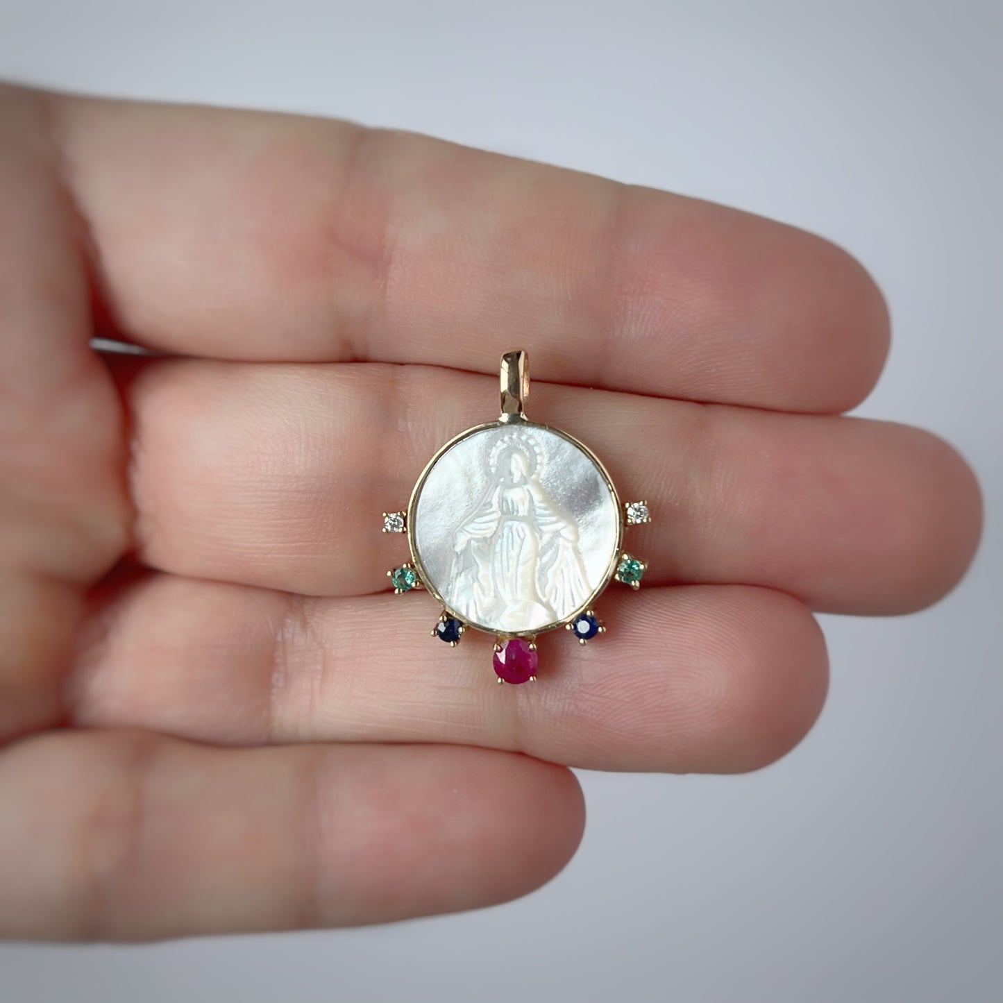Dije virgen inmaculada en relieve en nácar con oro de 14k diamantes, esmeraldas, zafiros y rubí