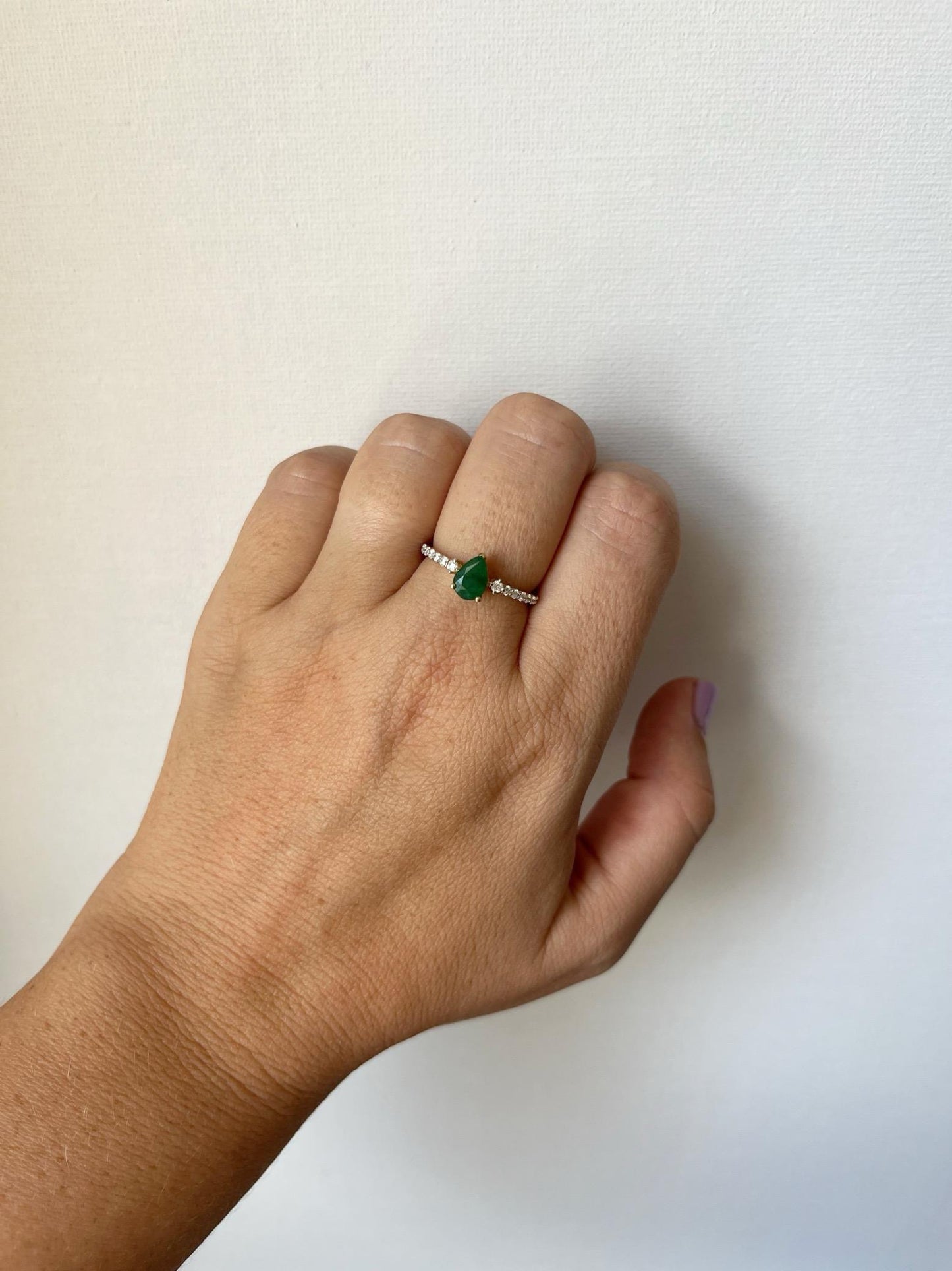 Anillo en oro amarillo 14K con esmeralda corte pera y diamantes en el aro 0.25ctw