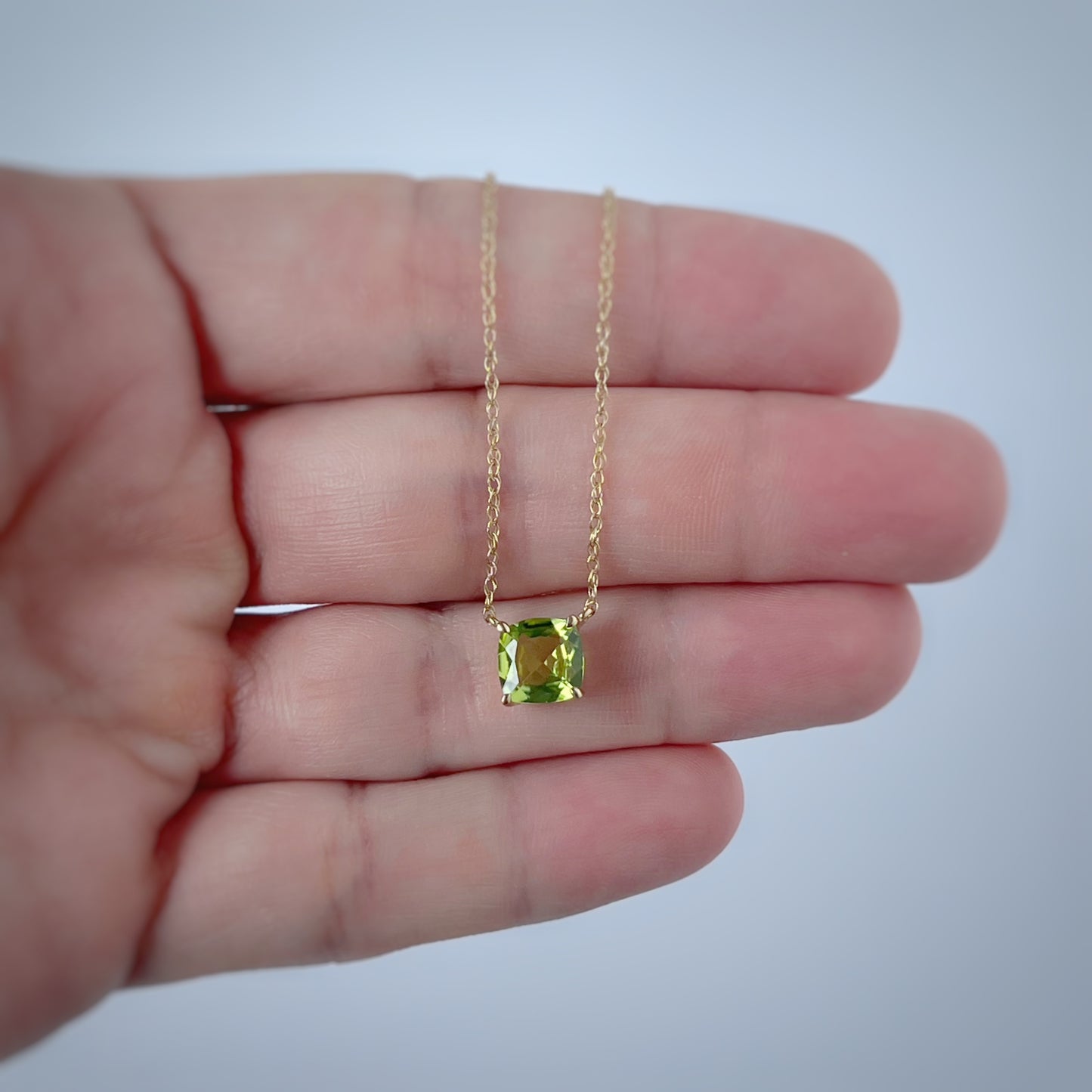 Collar en oro amarillo 10k con peridot cuadrada