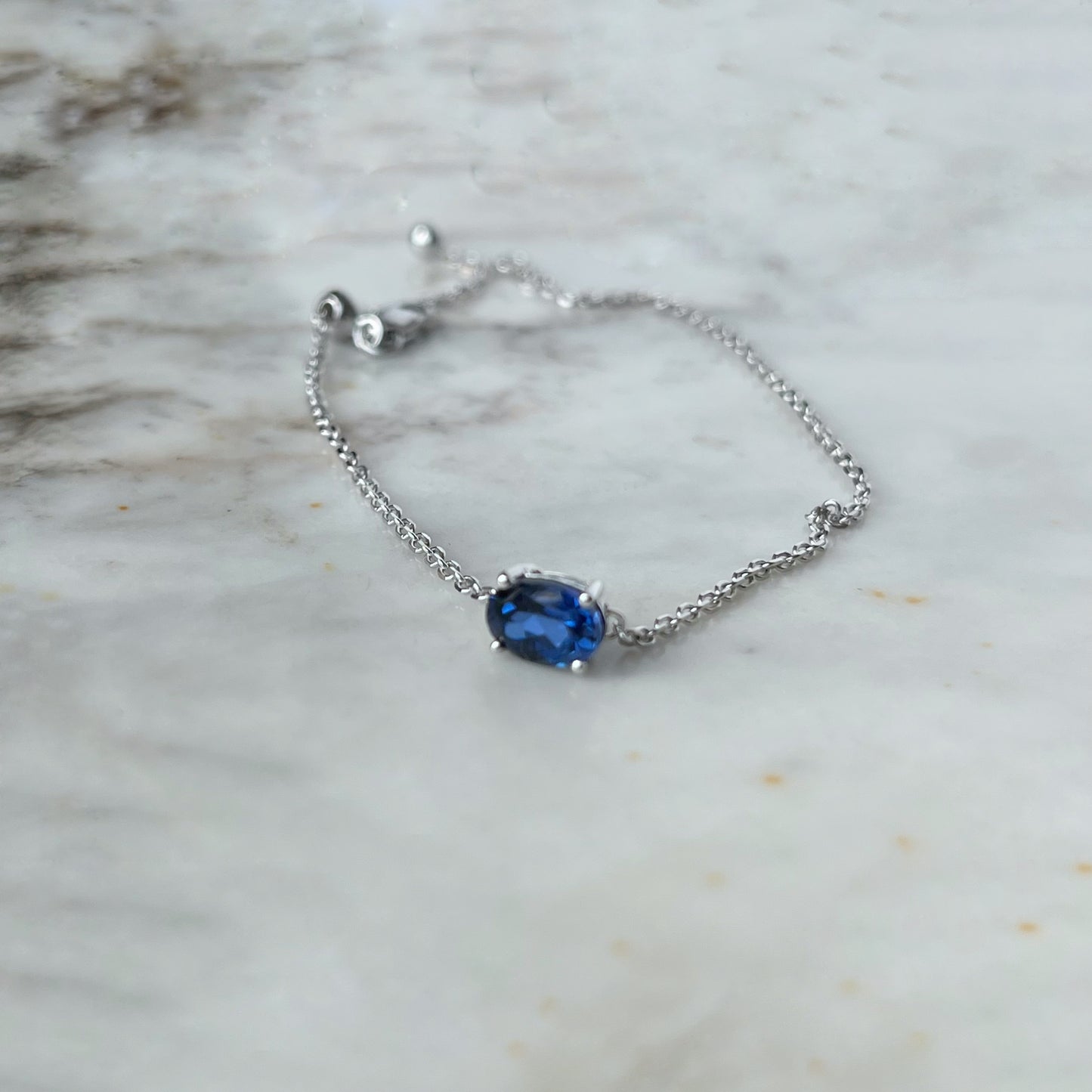 Pulsera en oro blanco 10k con zafiro de laboratorio
