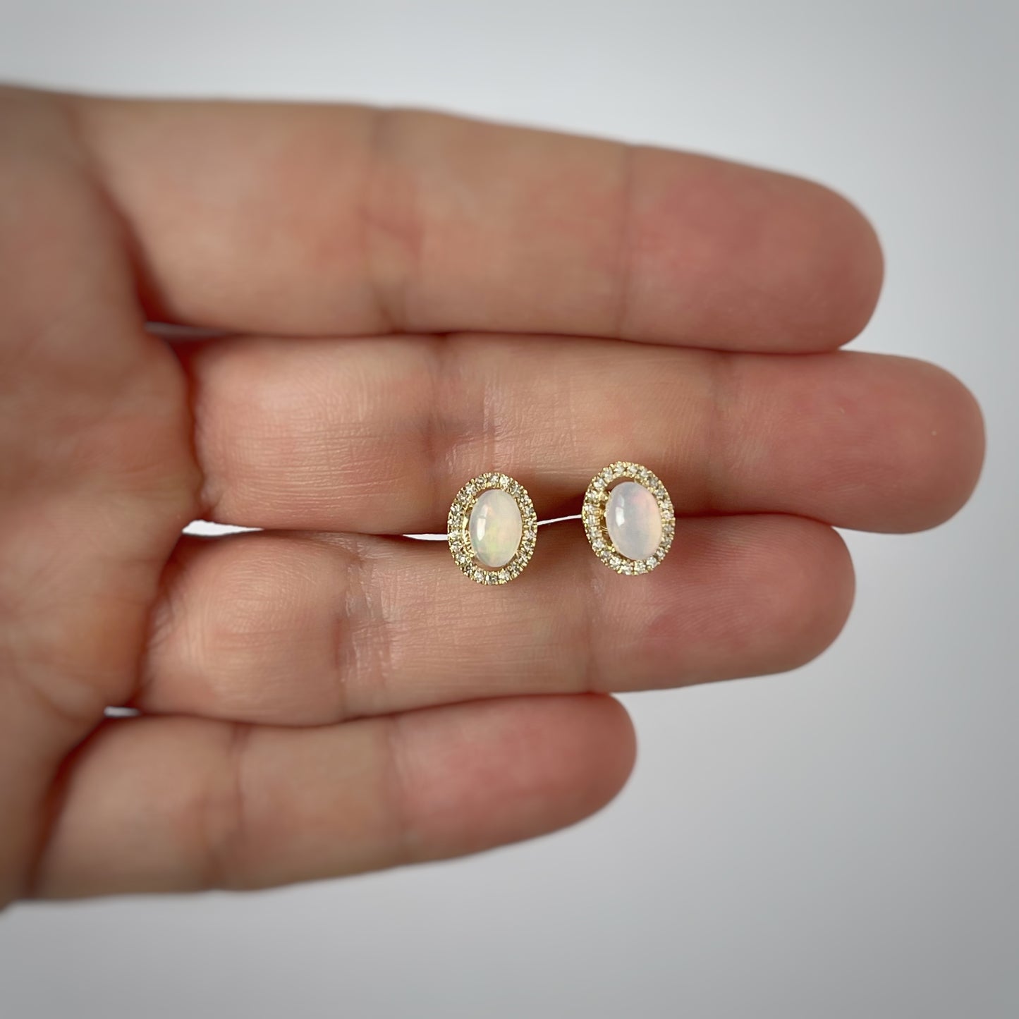 Aretes en oro amarillo 10k con ópalos ovalados y halo de diamantes 0.15ctw