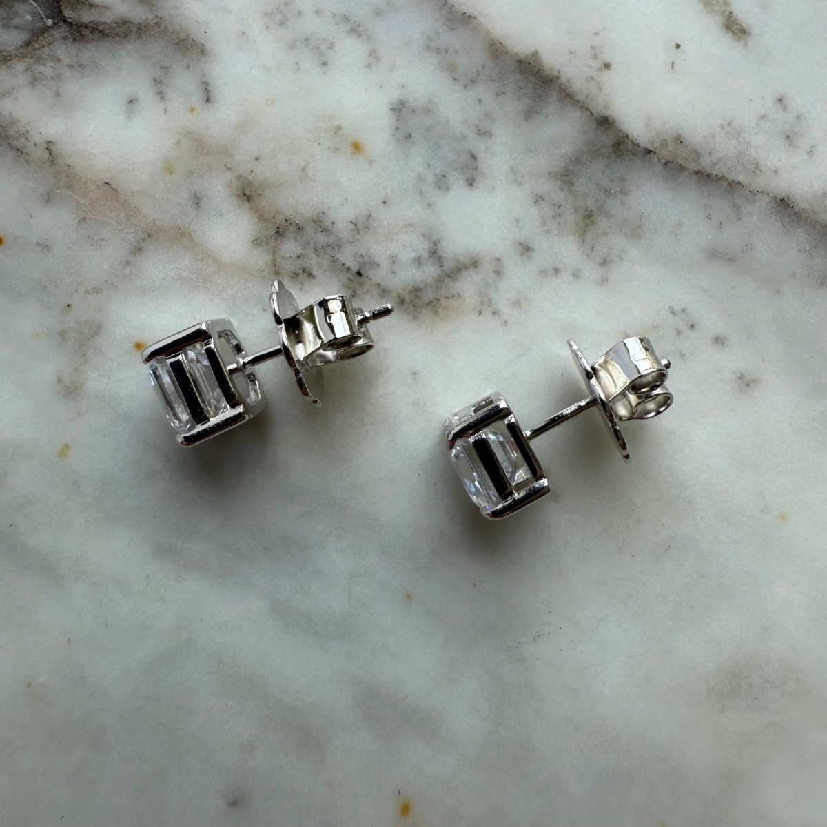 Aretes de plata con baño platino corte asscher stud