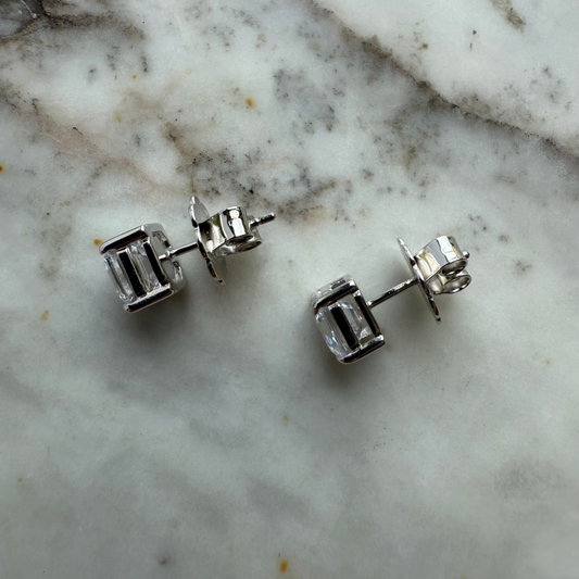 Aretes de plata con baño platino corte asscher stud