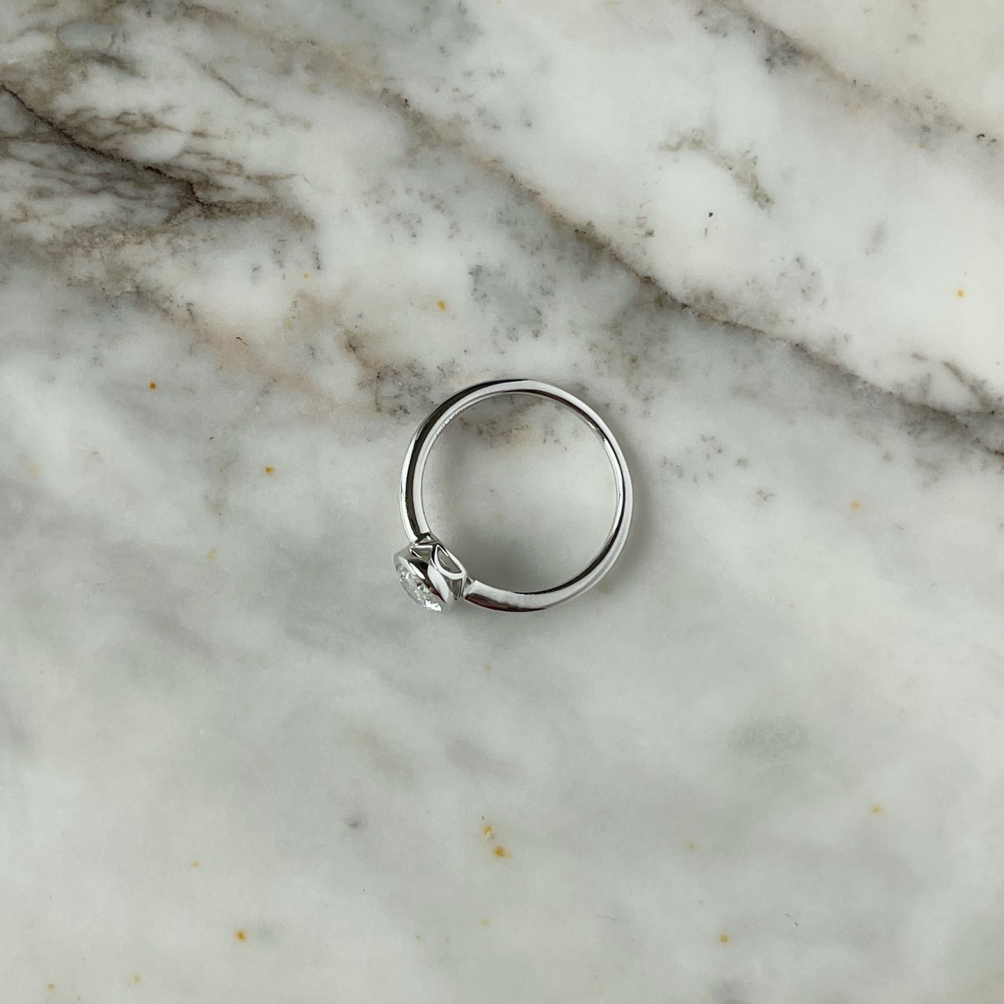 Solitario de diamante ovalado de un quilate de laboratorio en oro blanco 14k