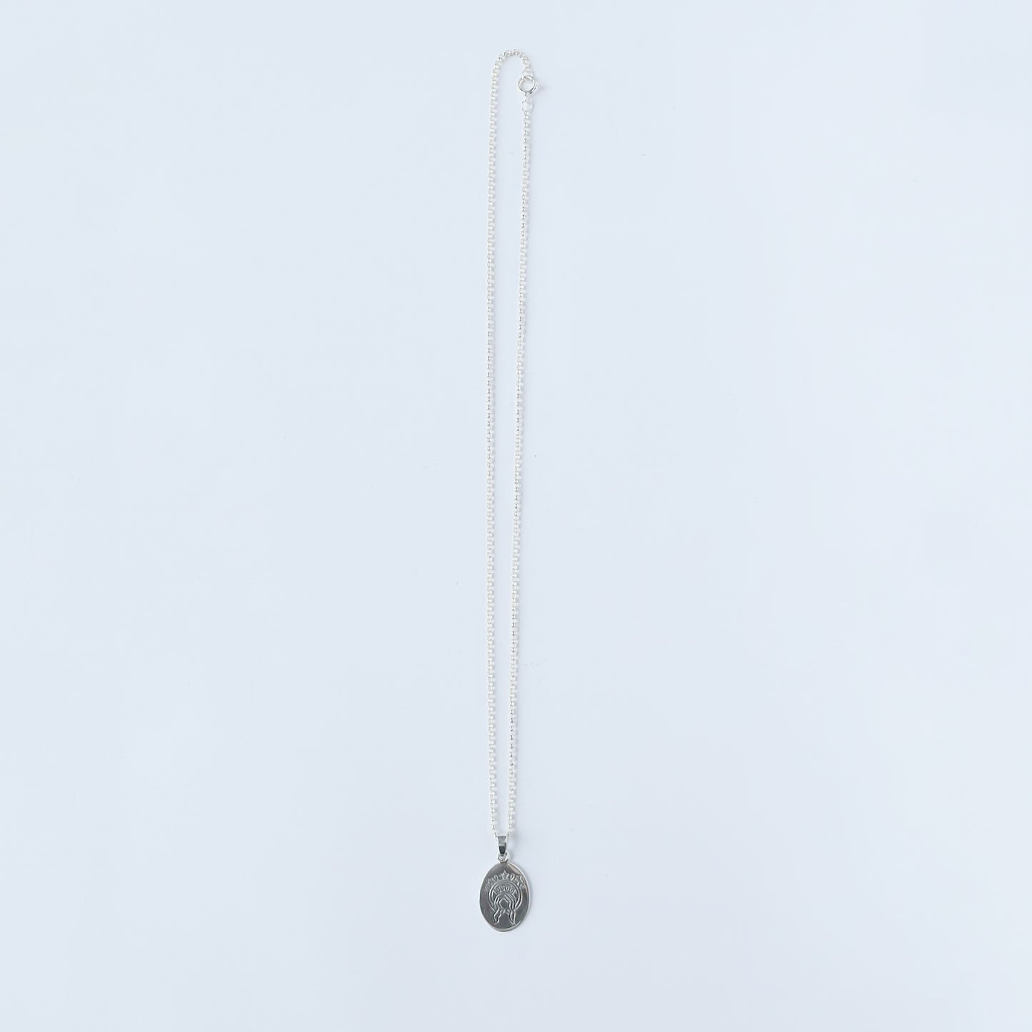 Dije escapulario ovalado en plata con la virgen de un lado y sagrado corazón del otro