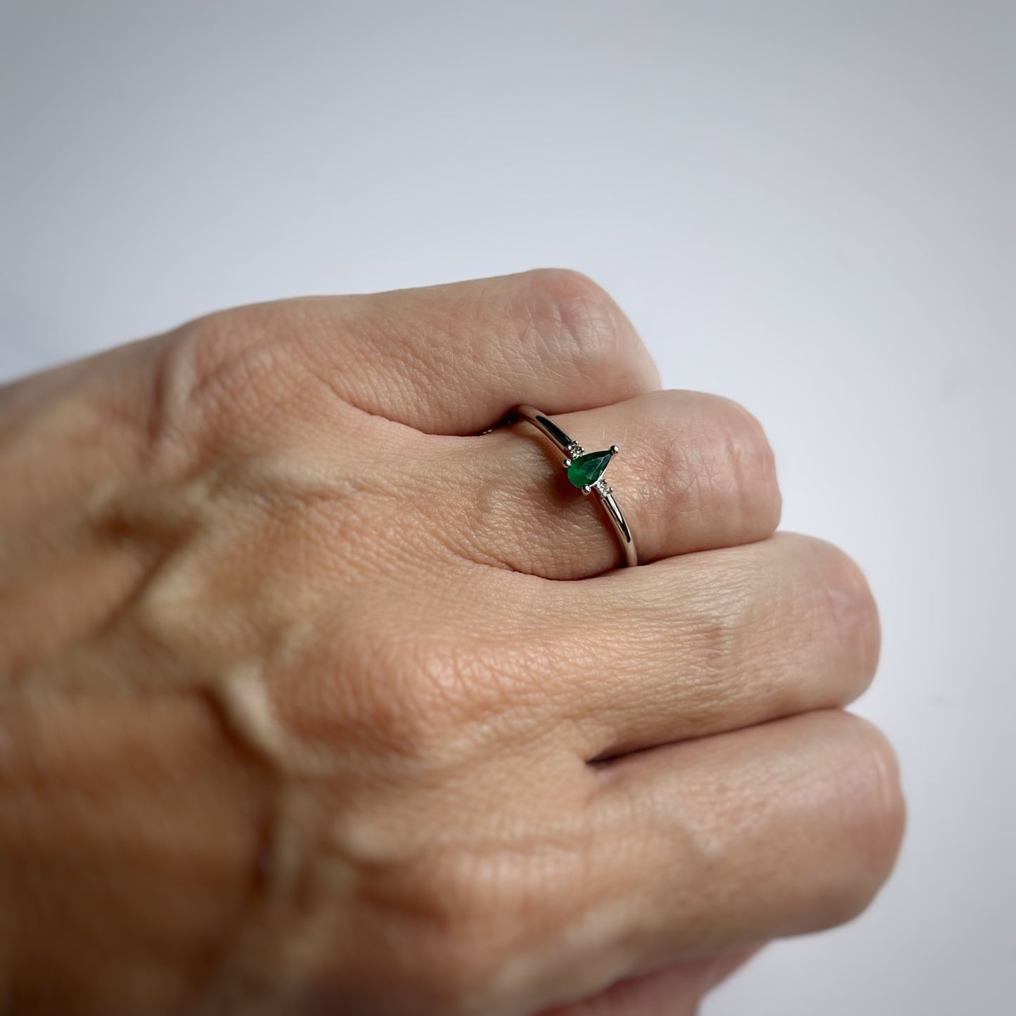 Anillo en oro blanco 10k con esmeralda corte pera y diamantes