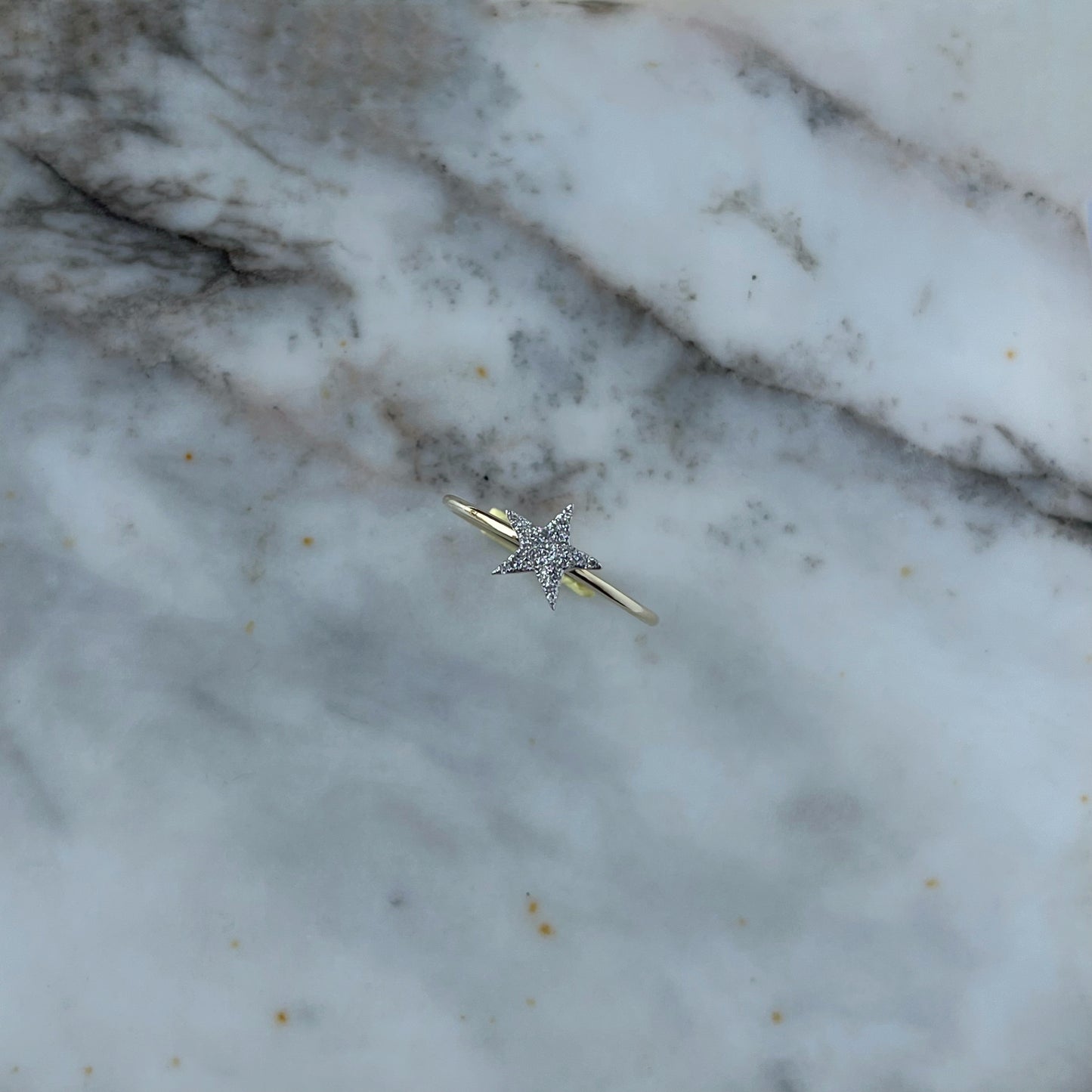 Anillo en oro amarillo 10k con estrella de diamantes 0.08ctw