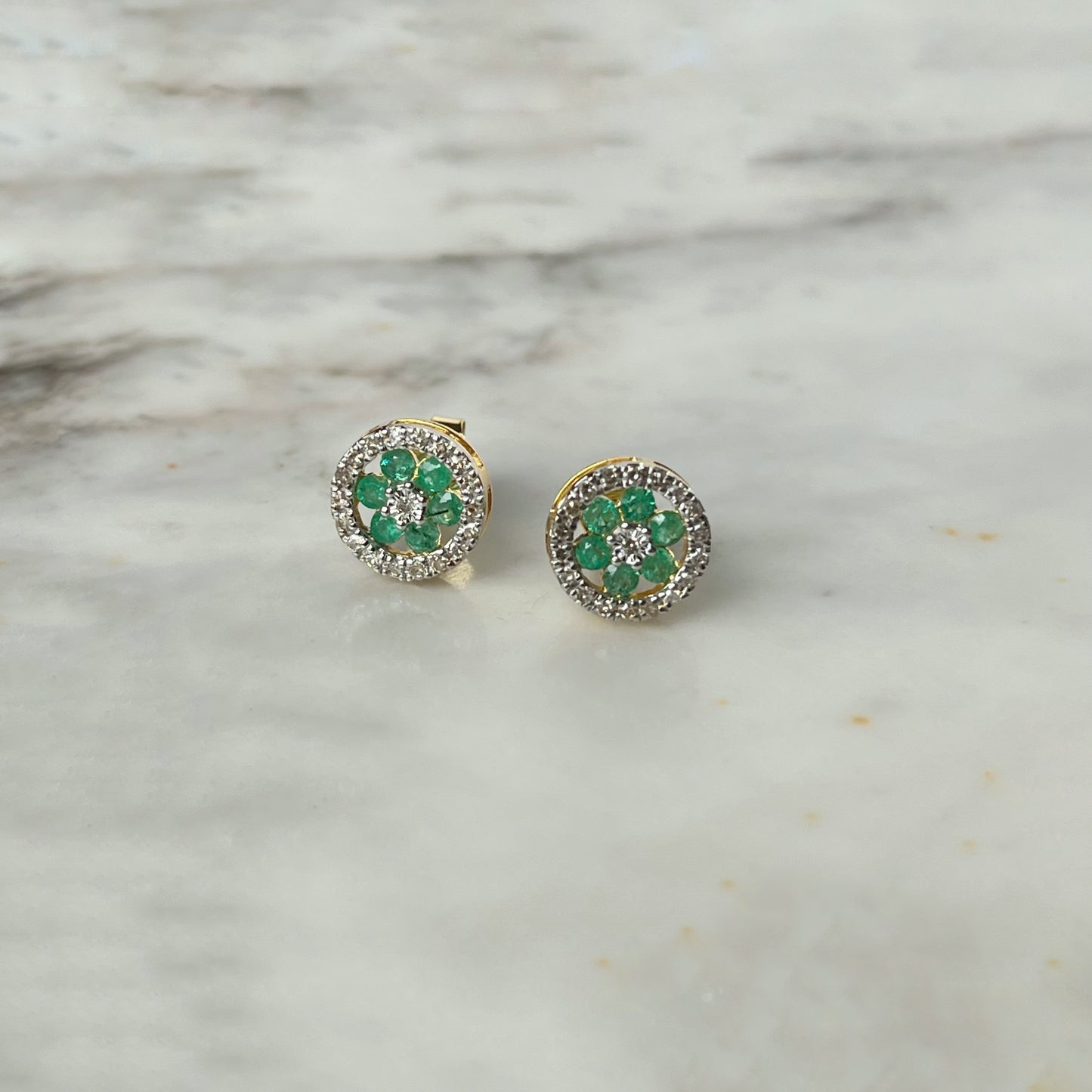 Aretes en oro amarillo 10k con flor de esmeralda y halo de diamantes 0.25ctw