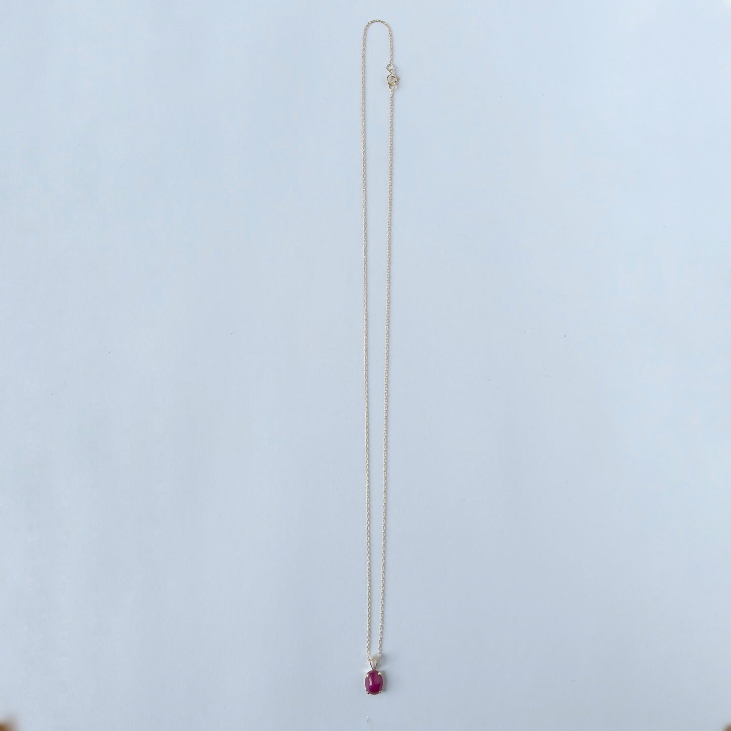 Collar en oro amarillo 14k con cabuchón de rubí