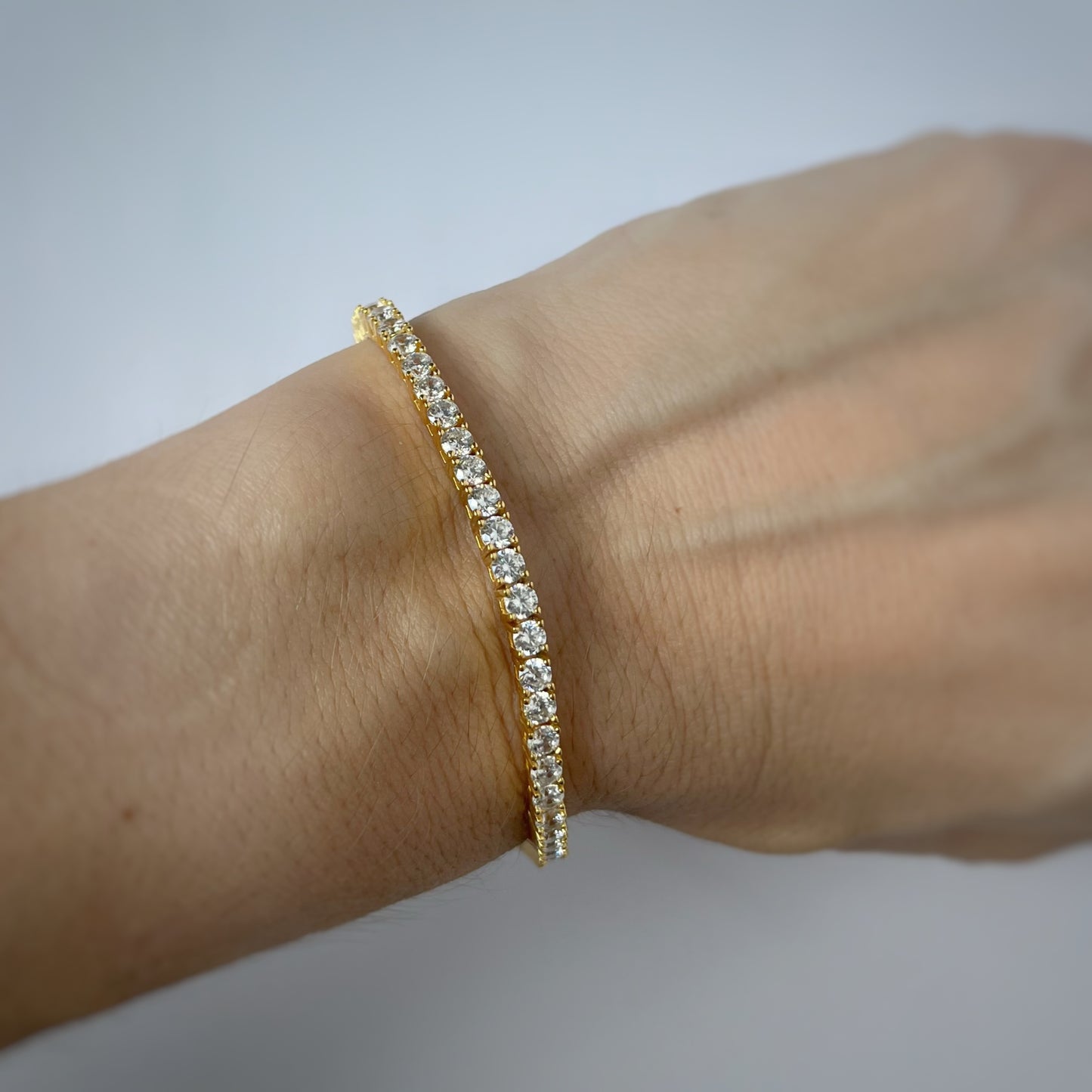 Pulsera tipo tenis en plata con baño de oro amarillo y circonitas 4ctw