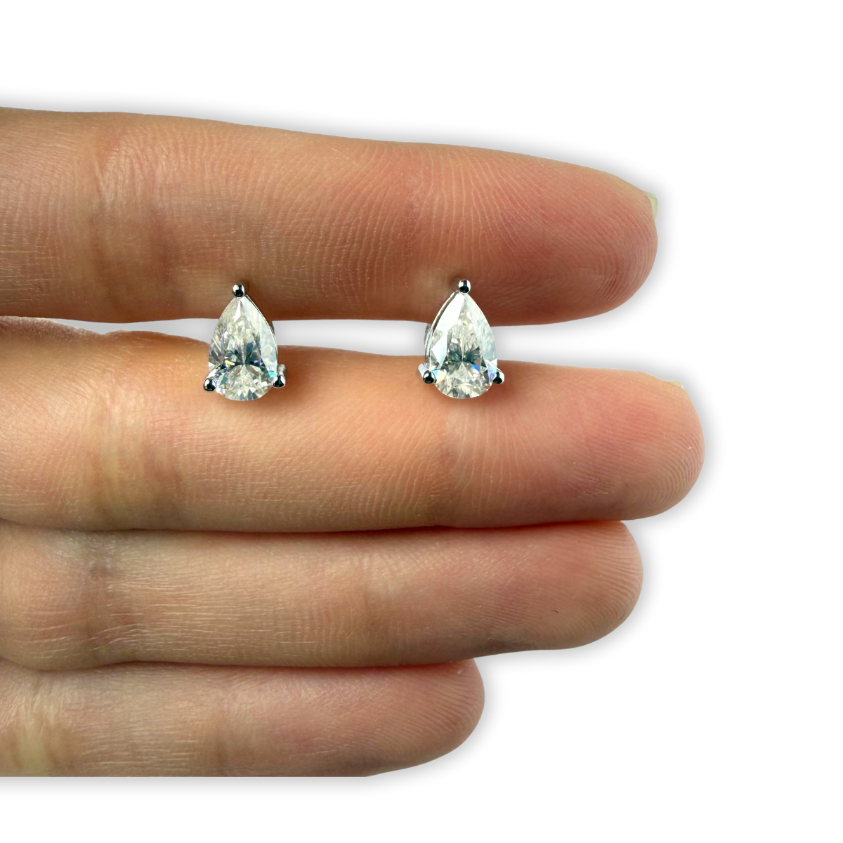 Aretes studs de moissanitas corte pera 2ctw en plata