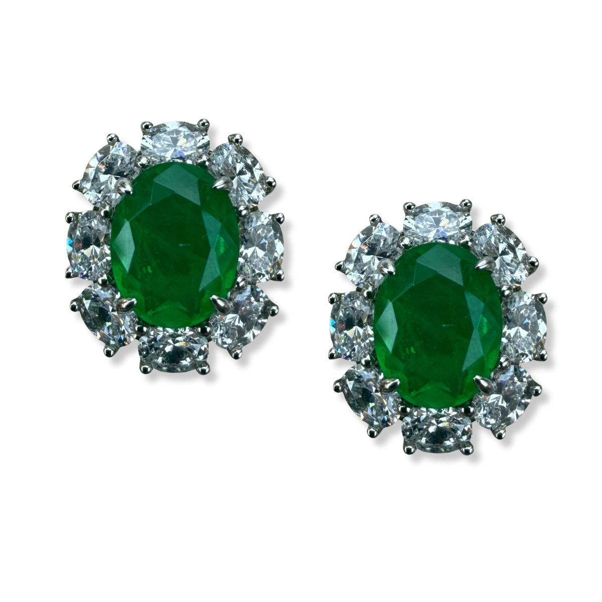 Aretes de plata con circonita verde ovalada y halo de circonitas blancas ovaladas