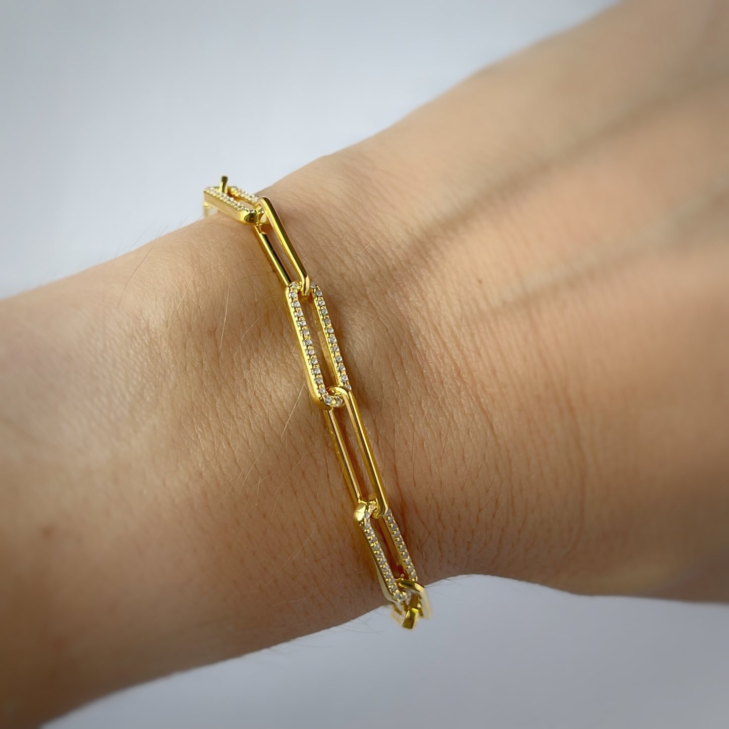 Pulsera de plata Paloma paper clip con circonitas en baño de oro amarillo