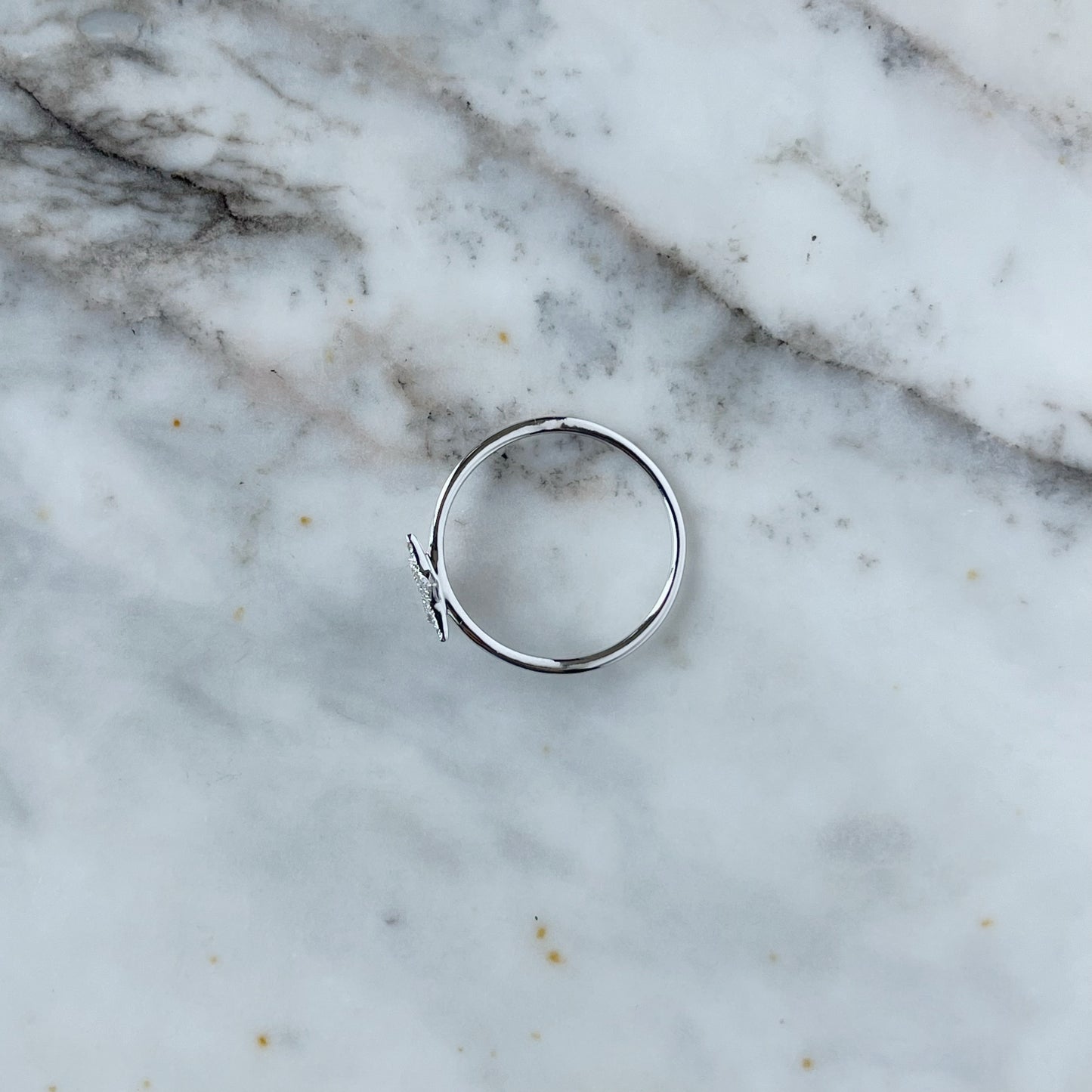 Anillo en oro blanco 10k con estrella de diamantes 0.08ctw