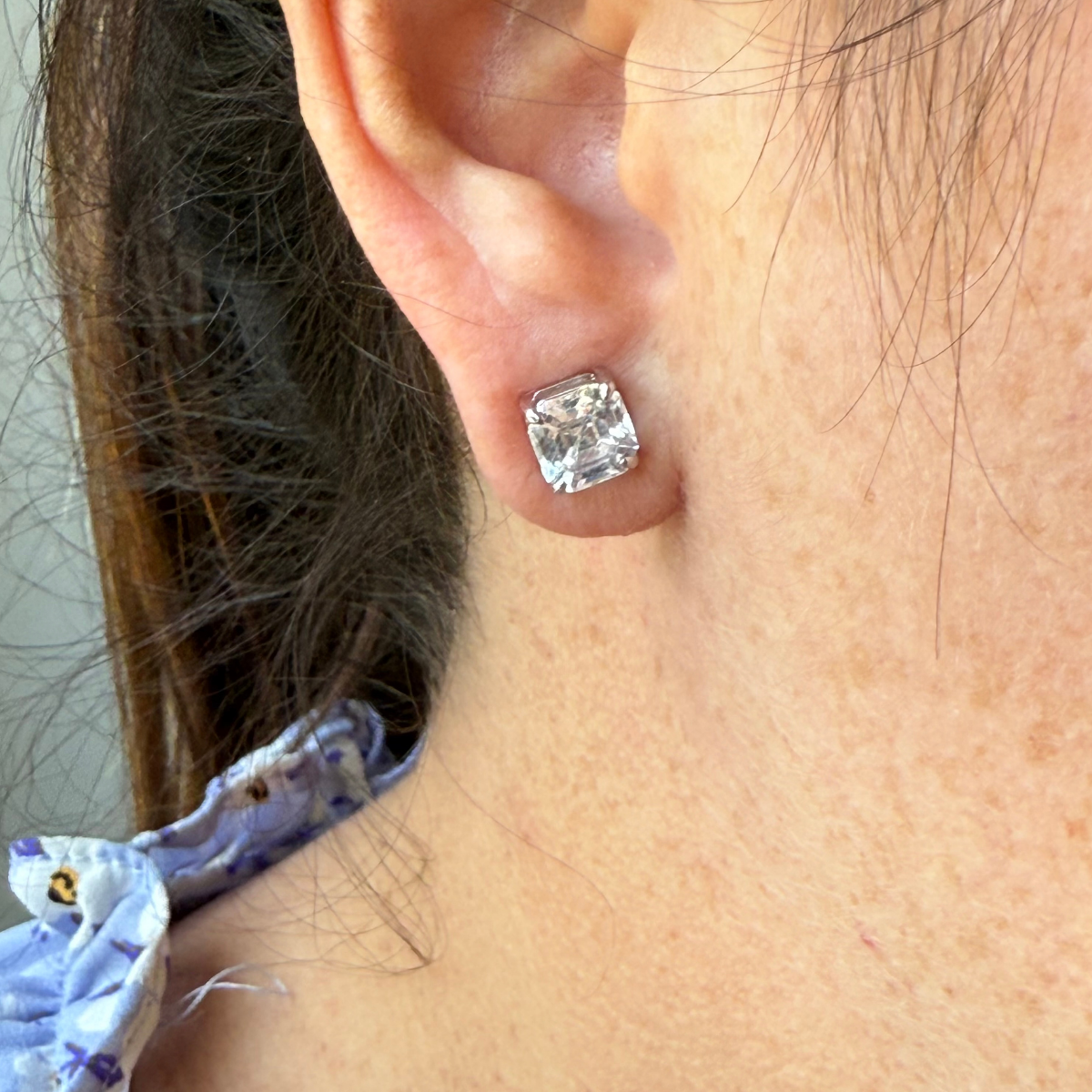 Aretes de plata con baño platino corte asscher stud