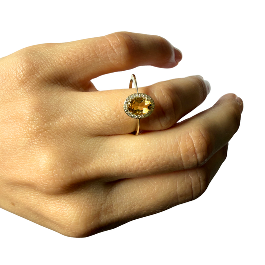 Anillo en oro amarillo 10k con citrino ovalado y halo de diamantes 0.12ctw