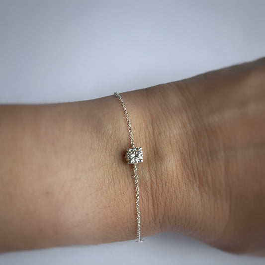 Pulsera de cadenita de plata con diamante central de laboratorio 0.50ct