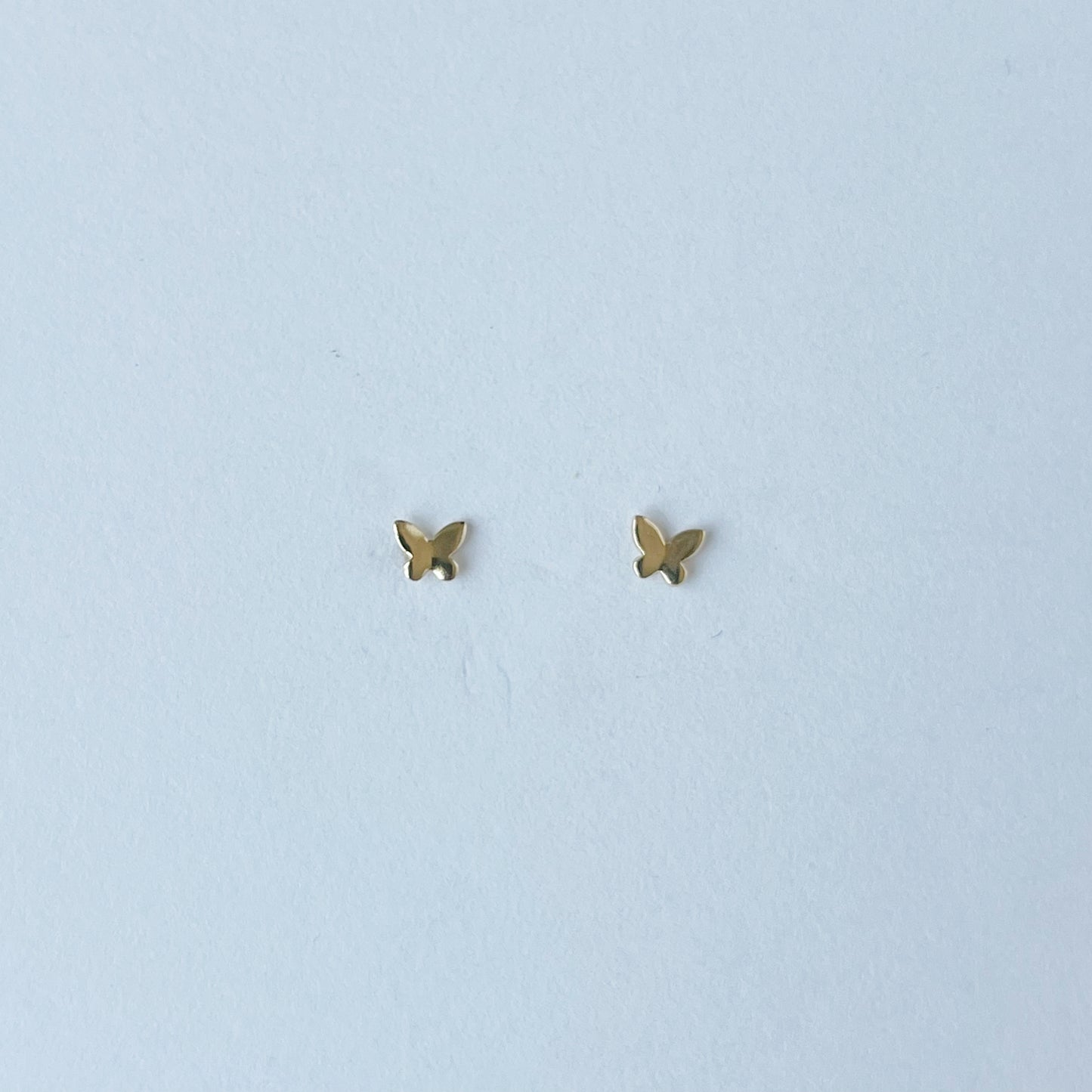 Aretes en oro amarillo 14K con mini mariposa en oro con tope rosca